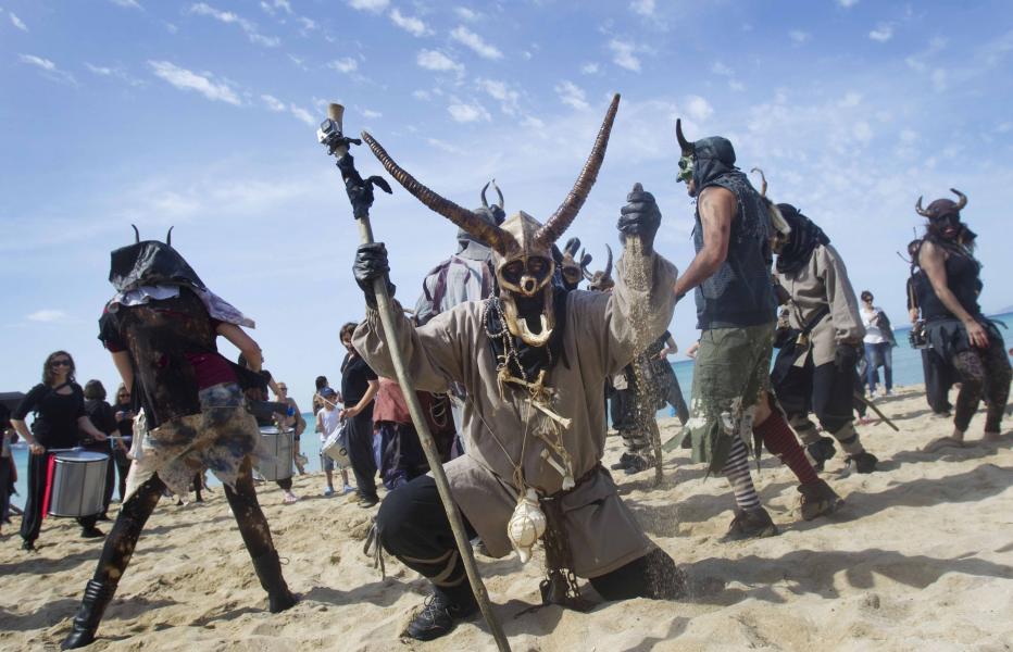 Protestantes se visten de diablo para luchar contra la exploración de petróleo