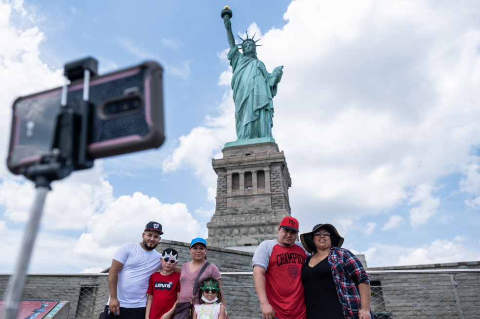 Los pocos turistas que visitan la Isla de la Libertad, se pudieron tomar fotos sin la masiva ola de visitantes que solía recibir en julio la Estatua.