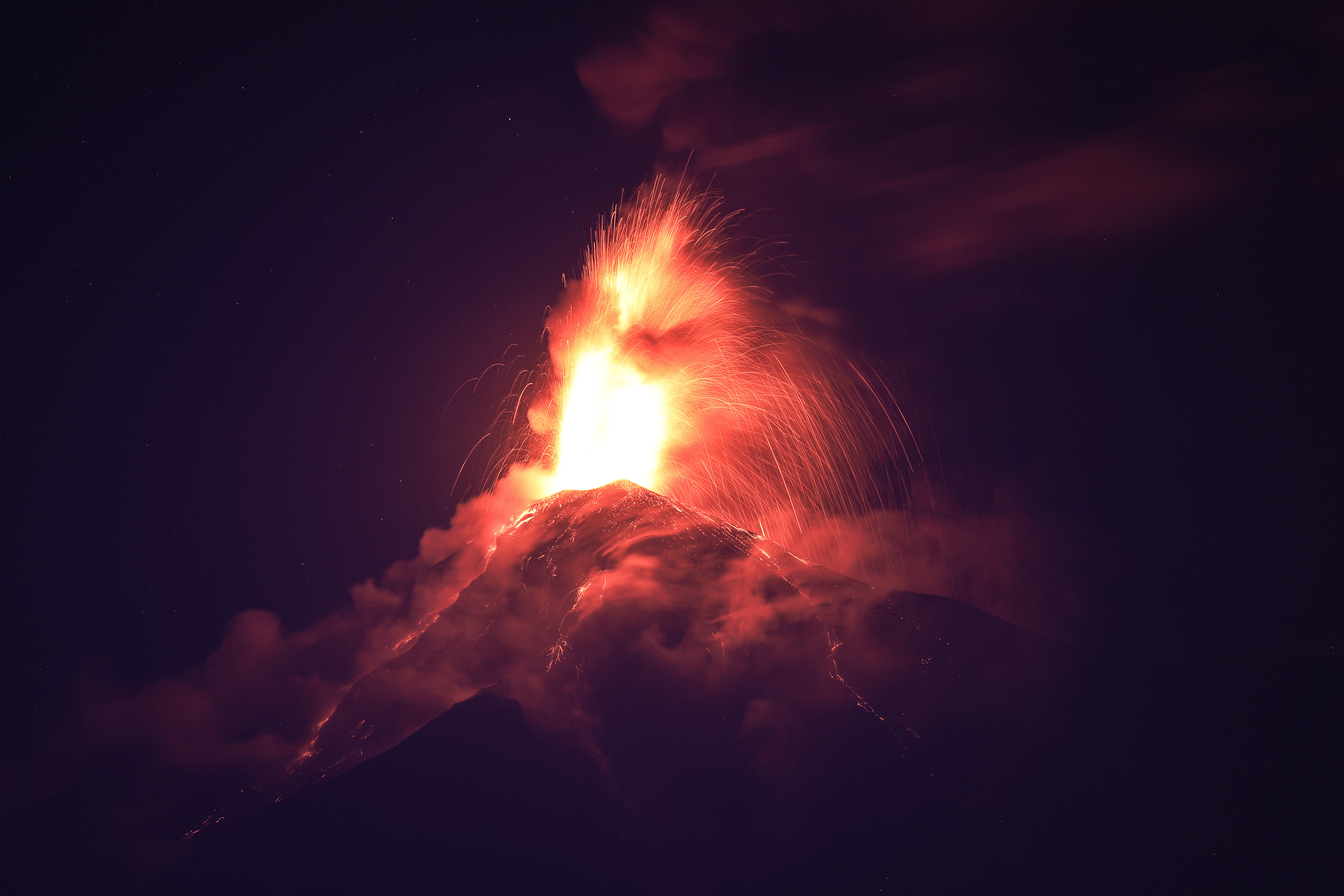 Volcán de Fuego entró en erupción provocando evacuaciones en Guatemala