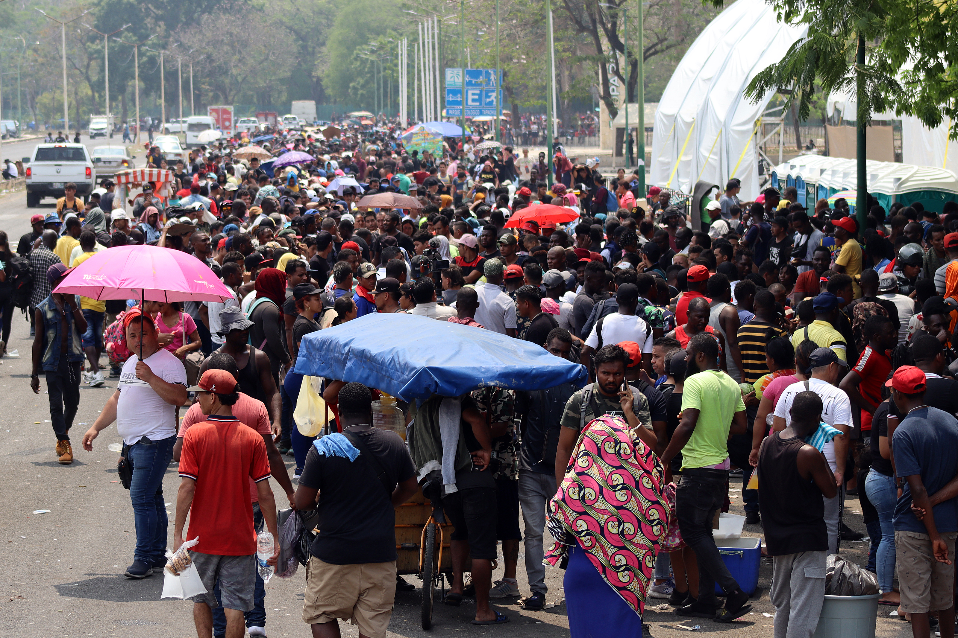 -FOTODELDÍA- MEX4505. TAPACHULA (MÉXICO), 08/05/2023.- Migrantes hacen fila para tramitar papeles migratorios hoy, en Tapachula (México). Una nueva ola de cerca de 5.000 migrantes de diversos países llegó este lunes a Chiapas, en la frontera sur de México, con la esperanza de cruzar a Estados Unidos cuando expire el Título 42 de aquel país el próximo jueves. EFE/Juan Manuel Blanco
