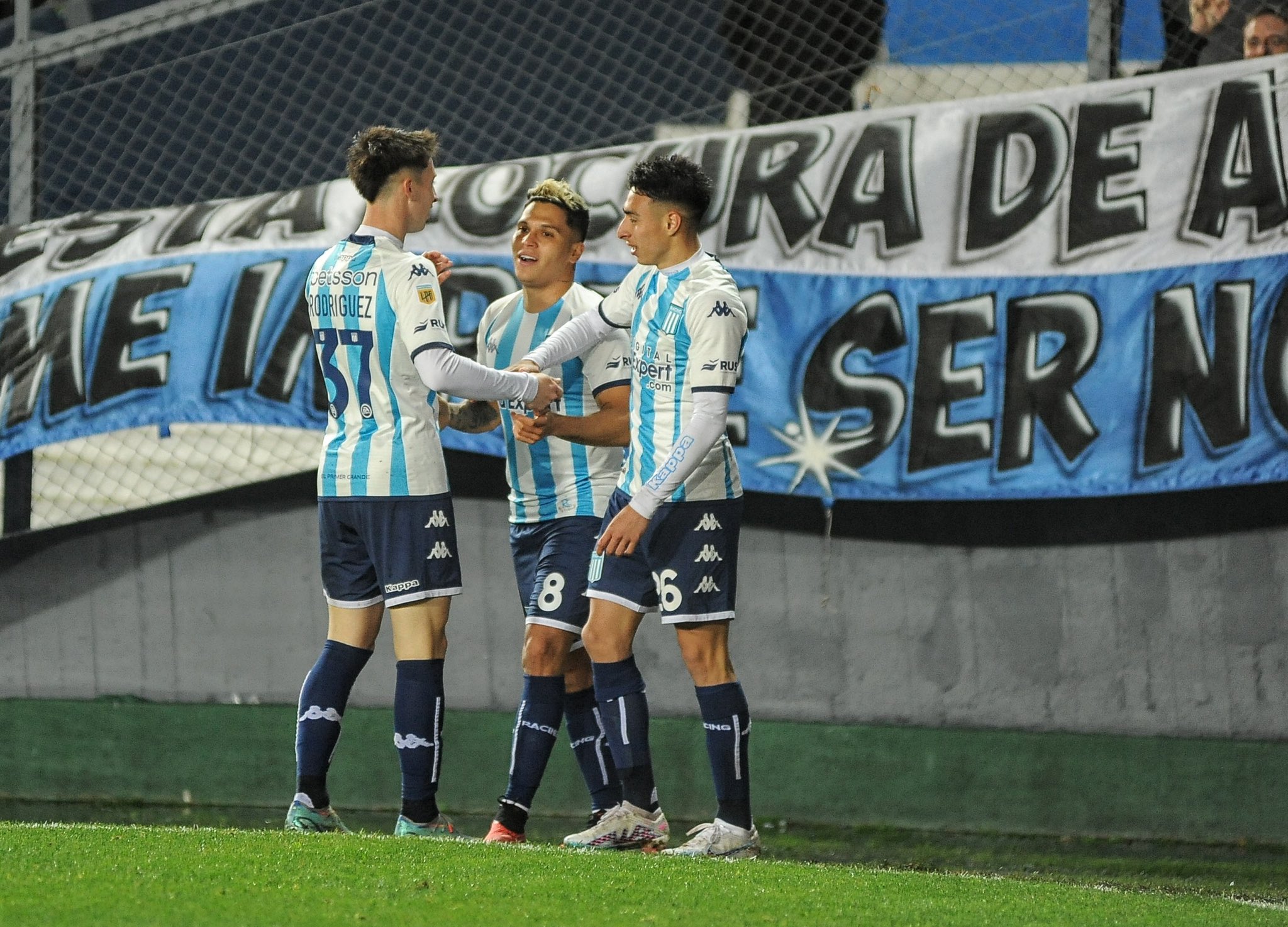 Golazo de Juanfer Quintero en el triunfo de Racing sobre Estudiantes