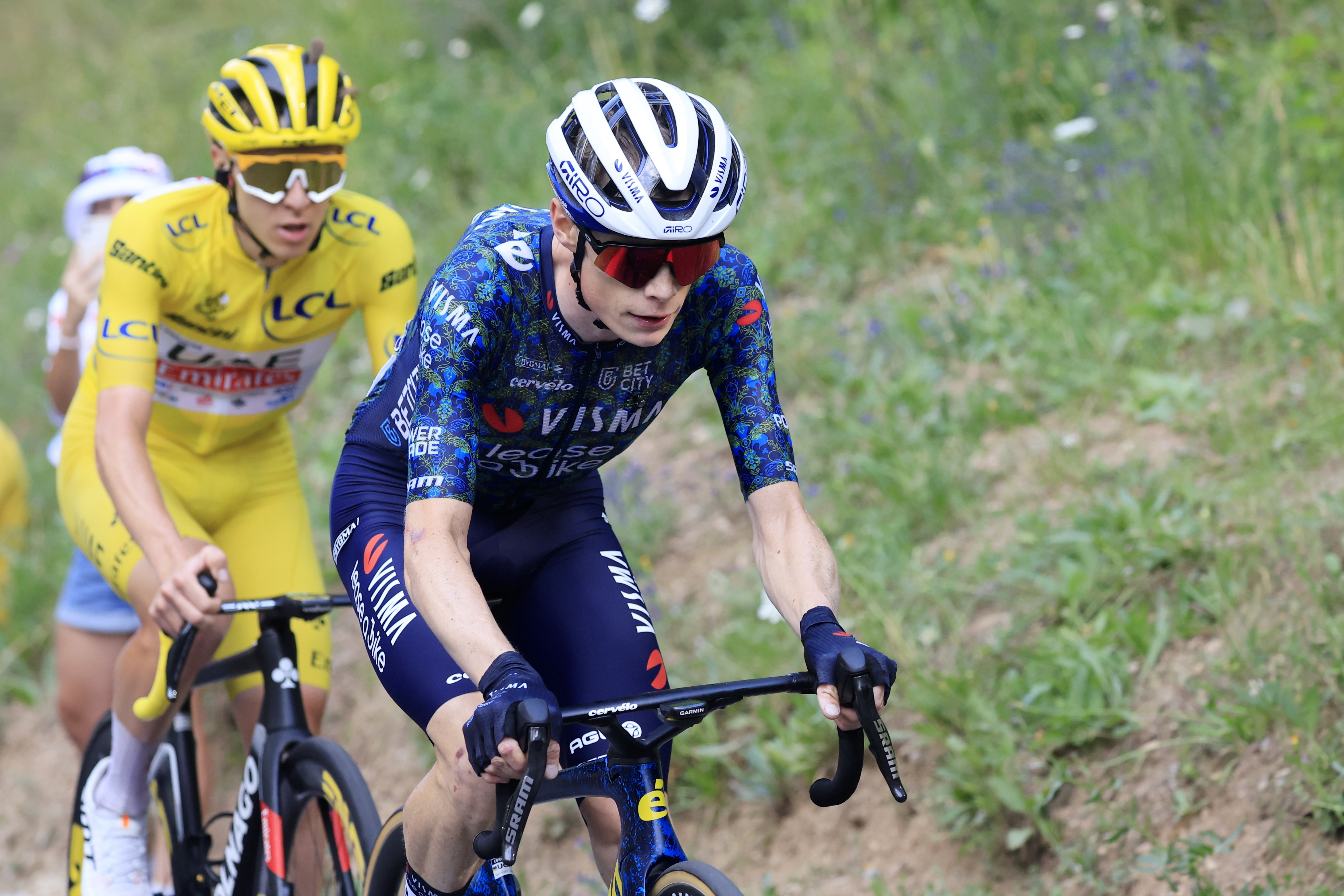 Col De La Couillole (France), 20/07/2024.- Yellow jersey Slovenian rider Tadej Pogacar (L) of UAE Team Emirates and Danish rider Jonas Vingegaard of Team Visma Lease a Bike in action during the ascent on Col de la Couillole at the 20th stage of the 2024 Tour de France cycling race over 132km from Nice to Col de la Couillole, France, 20 July 2024. (Ciclismo, Francia, Eslovenia, Niza) EFE/EPA/GUILLAUME HORCAJUELO