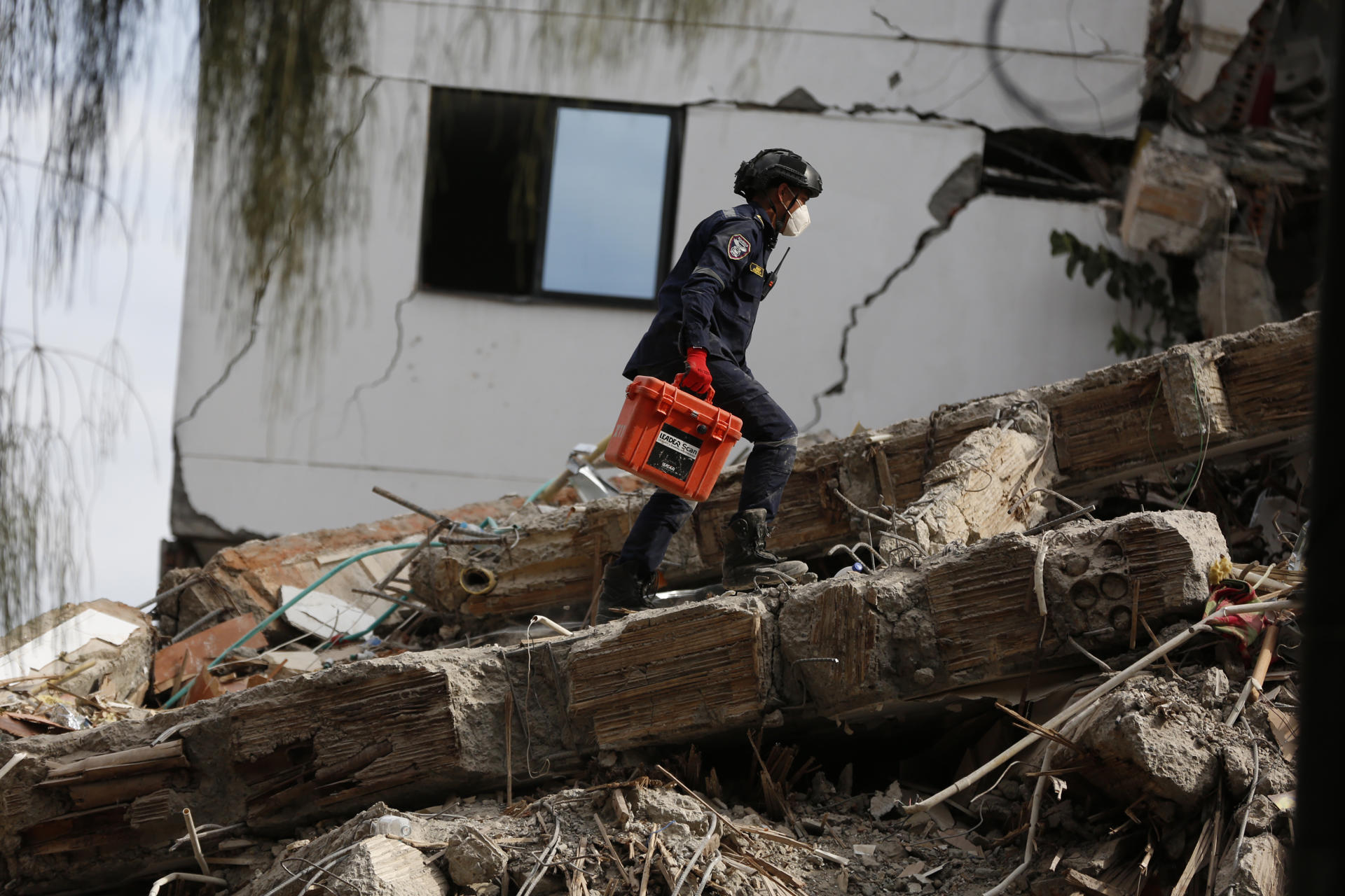 Sonidistas y técnicos audiovisuales apoyan búsqueda de sobrevivientes de terremoto en Cali