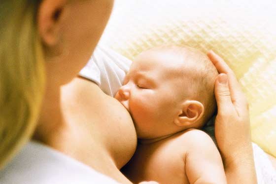 Unos 77 millones de bebés no toman leche materna en primeras horas de vida