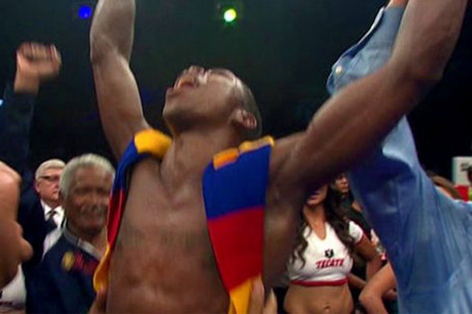 Colombiano Jhonatan Romero ganó título mundial supergallo de la FIB