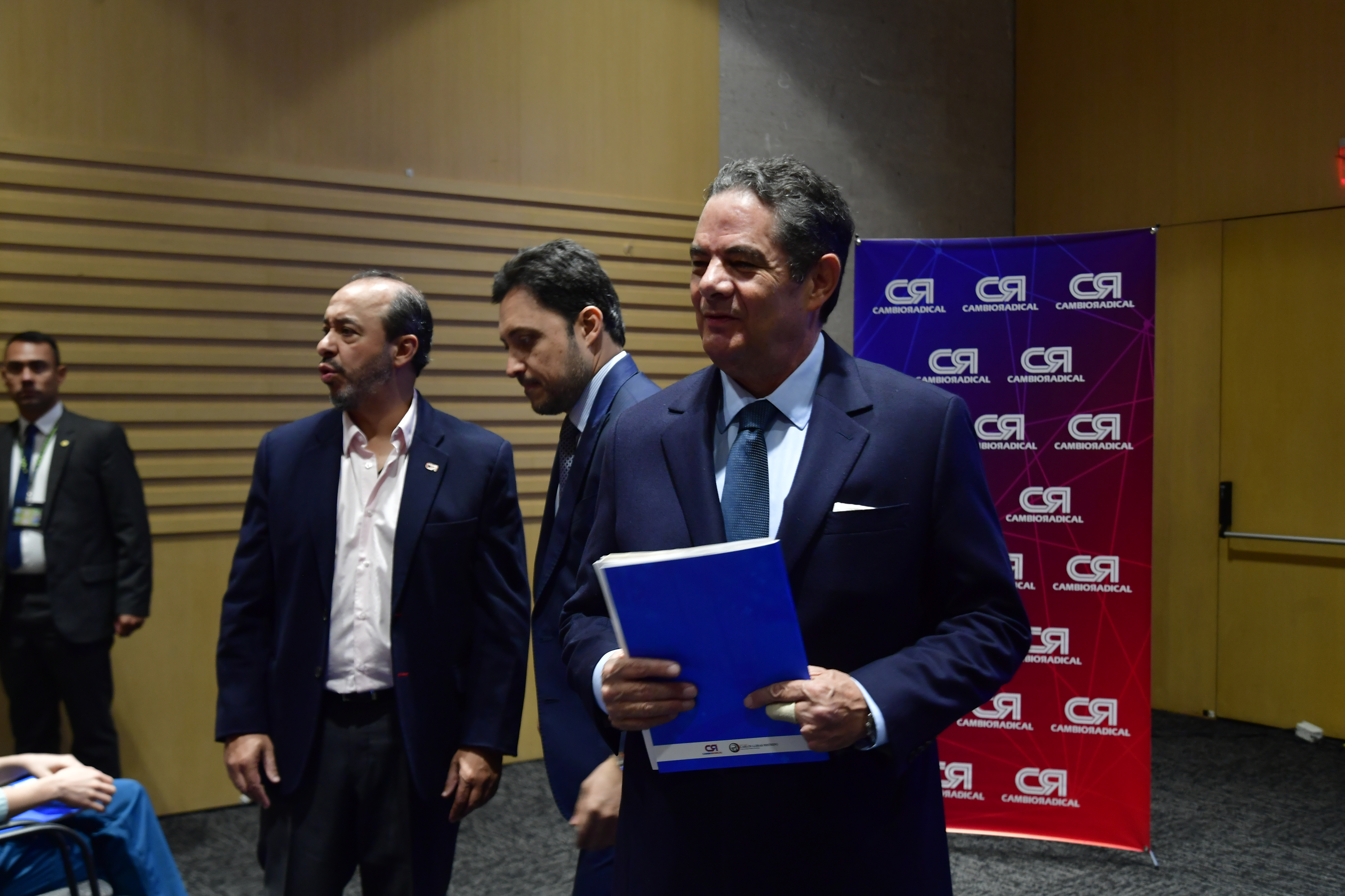 Cambio Radical de Vargas Lleras analiza qué camino tomar en las presidenciales de mayo