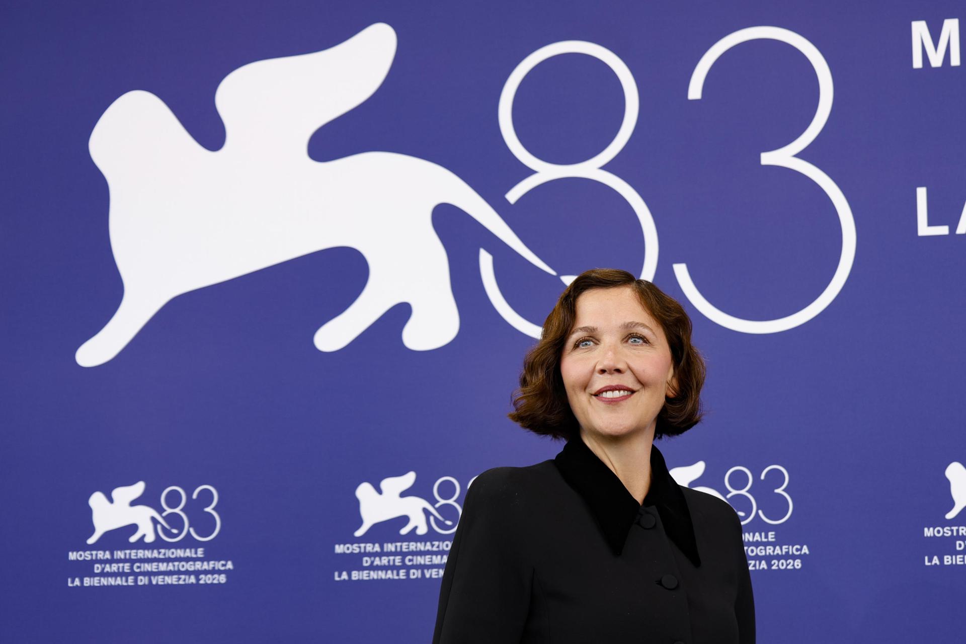 VENICE (Italy), 02/09/2026.- Venice 83 jury president Maggie Gyllenhaal poses at a photocall ahead of the opening ceremony of the Venice Film Festival, in Venice, Italy, 02 September 2026. The 83rd edition of the Venice Film Festival runs from 02 to 12 September 2026. (Cine, Cine, Italia, Venecia) EFE/EPA/FABIO FRUSTACI
