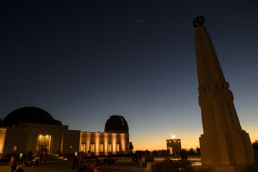 Decenas de personas se reunieron en el Observatorio Griffith, en Los Angeles, California, para observar la Gran Conjunción.