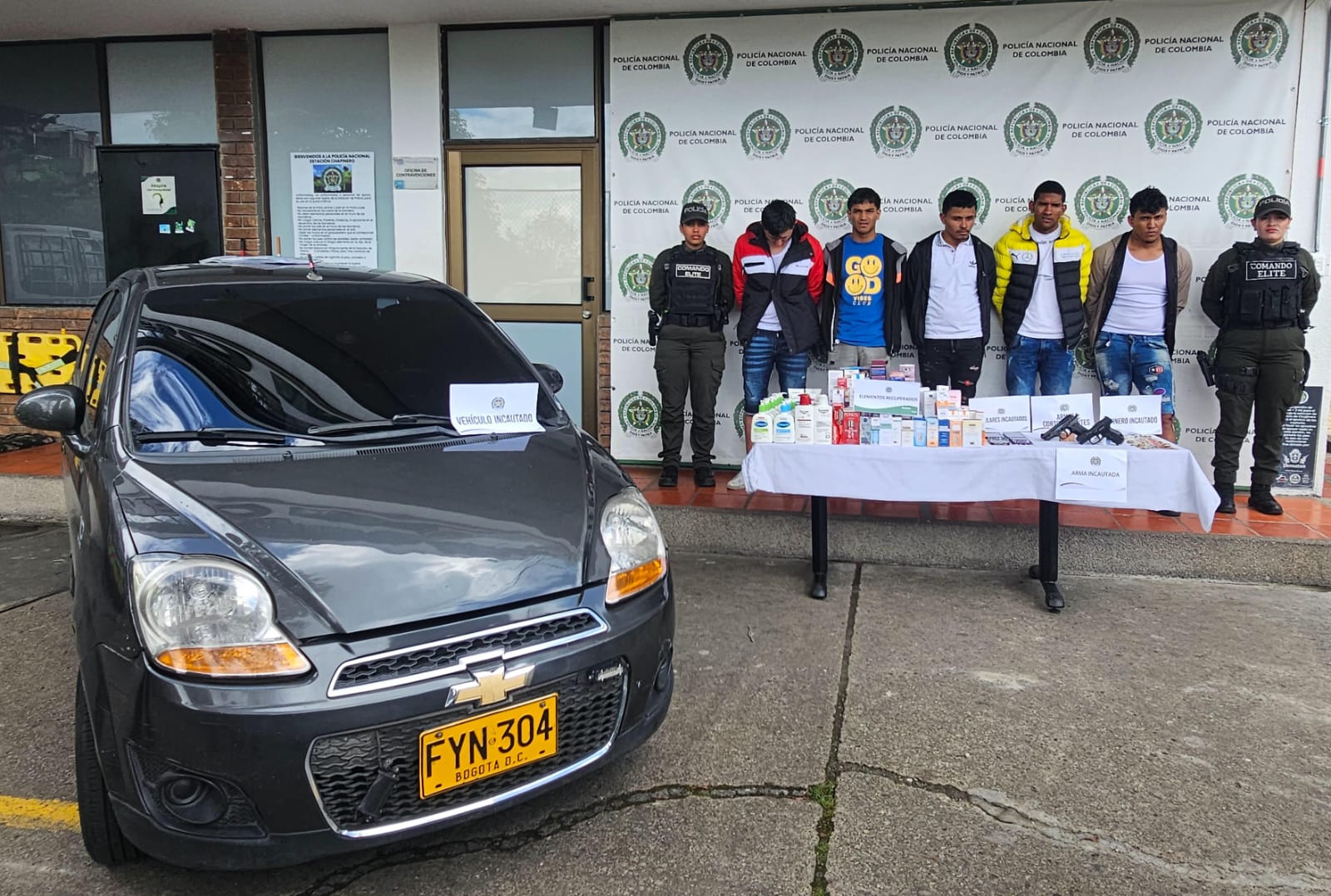 Los cinco integrantes de la banda fueron capturados tras un atraco a mano armada en una droguería de Chapinero. La Fiscalía los investiga por al menos 35 hurtos a droguerías, supermercados y tiendas de barrio, todos cometidos bajo el mismo patrón: se hacían pasar por clientes y luego actuaban con rapidez y violencia.