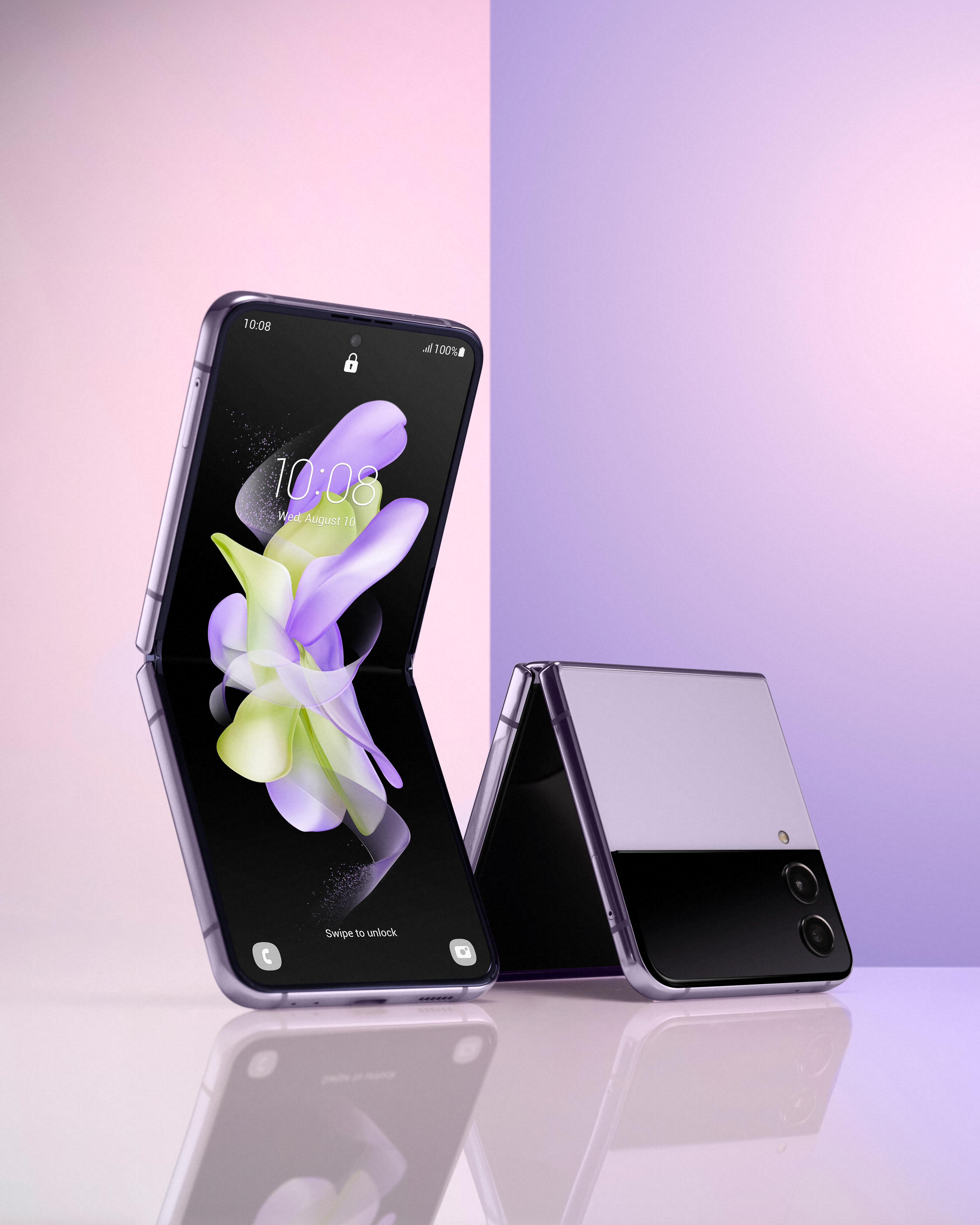 En esta nueva generación, el Galaxy Z Flip4 graba videos sin las manos o captura selfies grupales en varios ángulos.