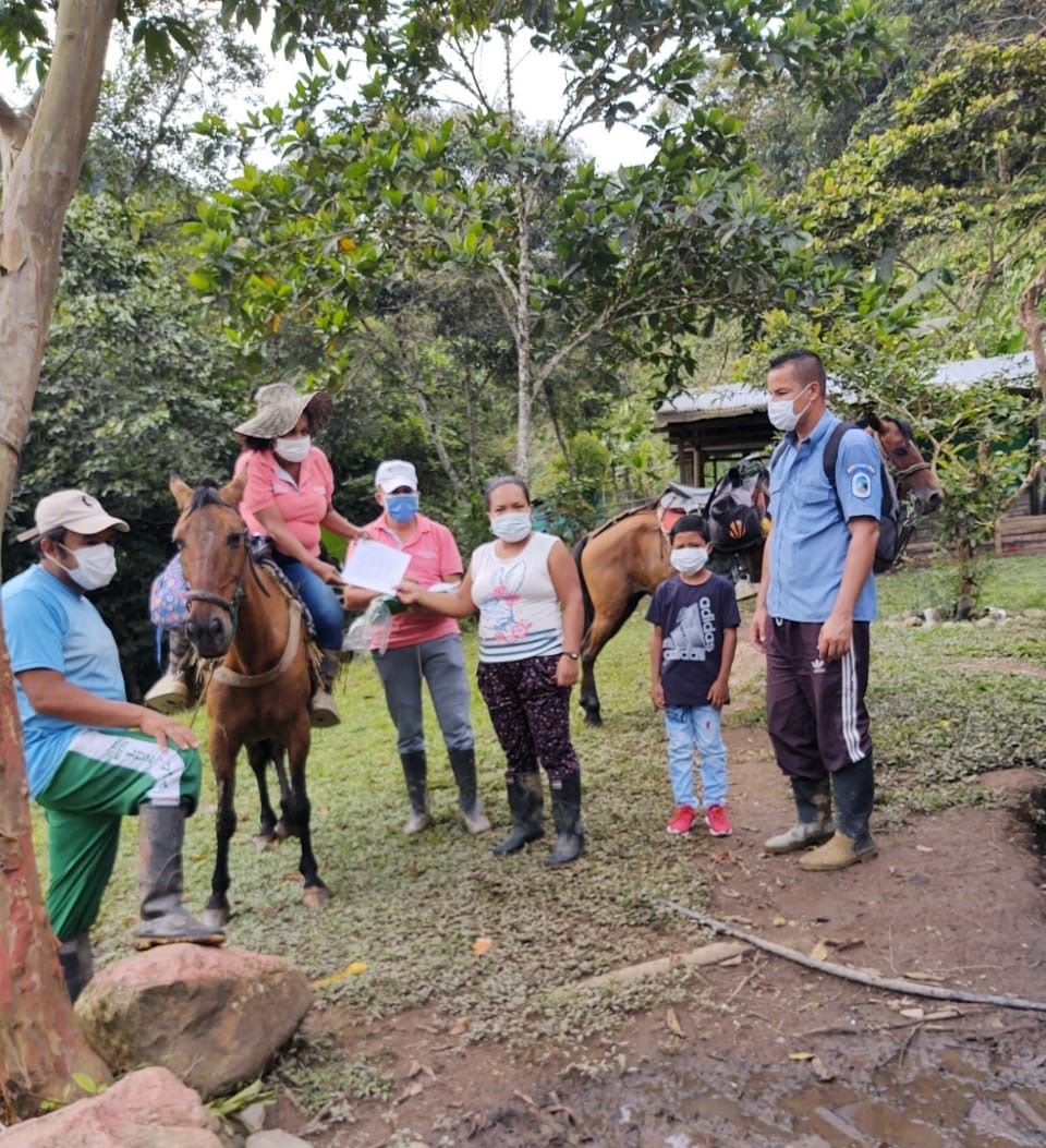 Guardaparques a lomo de mula, ayudan para que estudiantes en zona de amortiguación del Parque Nacional Natural Farallones de Cali puedan continuar sus procesos escolares