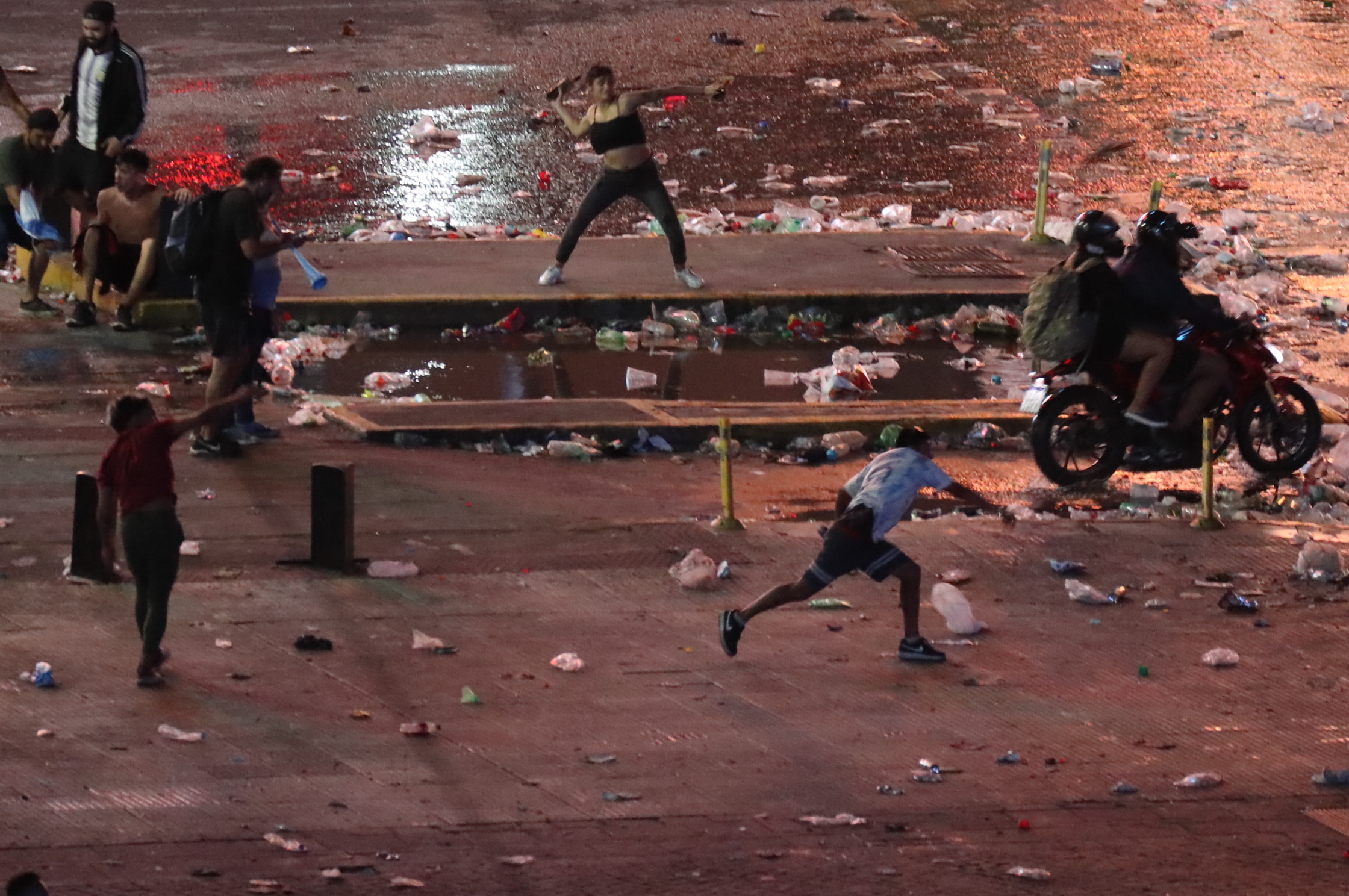 AME2170. BUENO AIRES (ARGENTINA), 20/12/2022.- Manifestantes se enfrentan a integrantes de la Policía Argentina durante los disturbios hoy, tras las celebraciones por el triunfo de la selección en el Mundial Qatar 2022 en Buenos Aires (Argentina). Serios disturbios se registraron en la noche de este martes en los alrededores del Obelisco, en pleno centro de Buenos Aires, tras los multitudinarios festejos para recibir a la selección argentina de fútbol, vencedora en Qatar 2022. EFE/Raúl Martínez