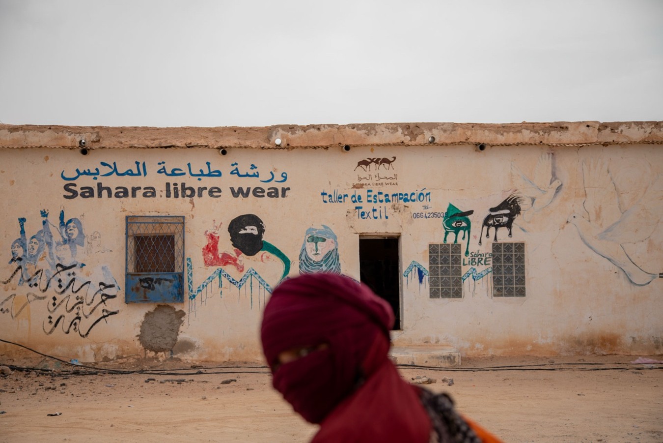 Las melfas que envuelven los cuerpos de las mujeres saharauis son velos de historia. Cada pliegue las protege de la rudeza natural del desierto y es un escudo tejido con la memoria de su pueblo. Campamentos de refugiados saharauis, Tinduf, Argelia.