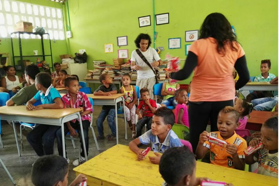 Las bibliorrodantes pedalean para llevar libros donde no hay luz