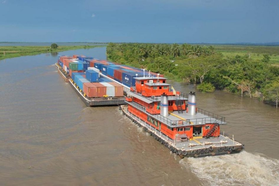 La navegabilidad en el río Magdalena hace más productivo el transporte de carga en Colombia.