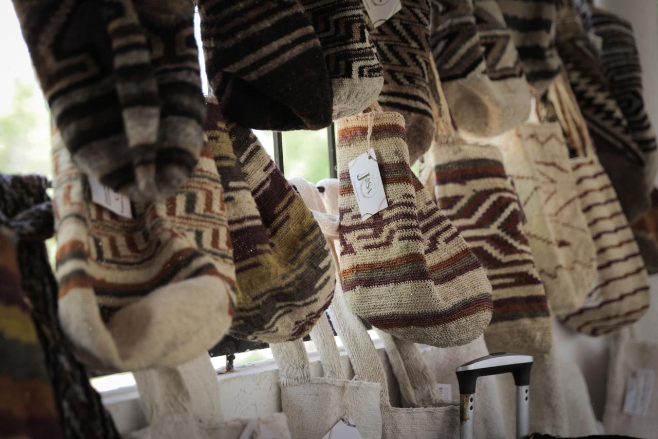 Mujeres arhuacas tejen mochilas como parte de las prácticas que articulan el cuidado y la vida. Algunas de estas ahora son exhibidas en la Casa de Cuidado.