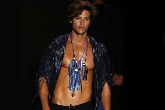 Moda masculina marcada por faldas y transparencias