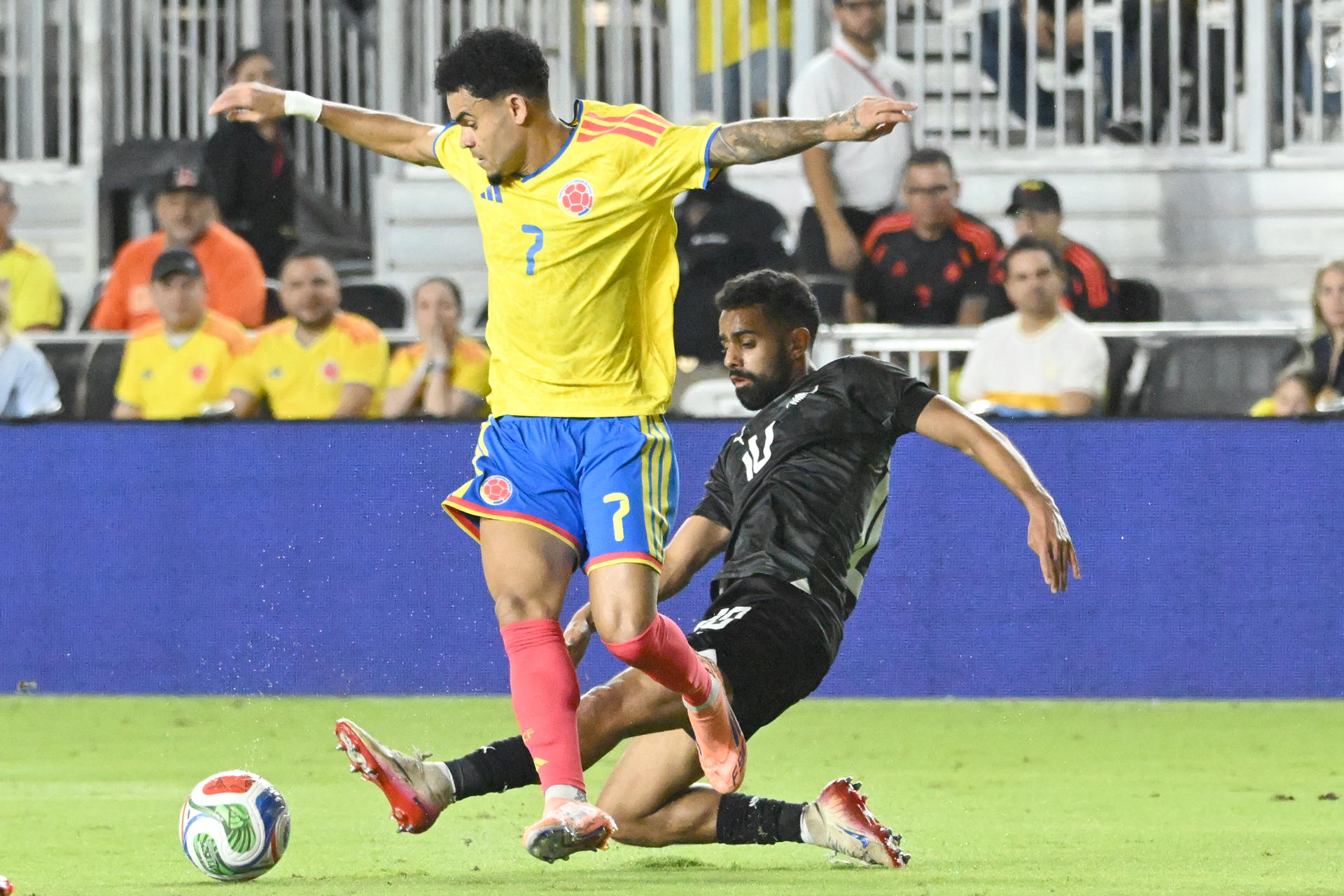 AME9457. FORT LAUDERDALE (ESTADOS UNIDOS), 15/11/2025.- Luis Díaz (i) de Colombia disputa un balón con Sarpreet Singh de Nueva Zelanda este sábado, en un partido amistoso entre las selecciones de Colombia y Nueva Zelanda en el Chase Stadium, en Fort Lauderdale (Estados Unidos). EFE/ Giorgio Viera
