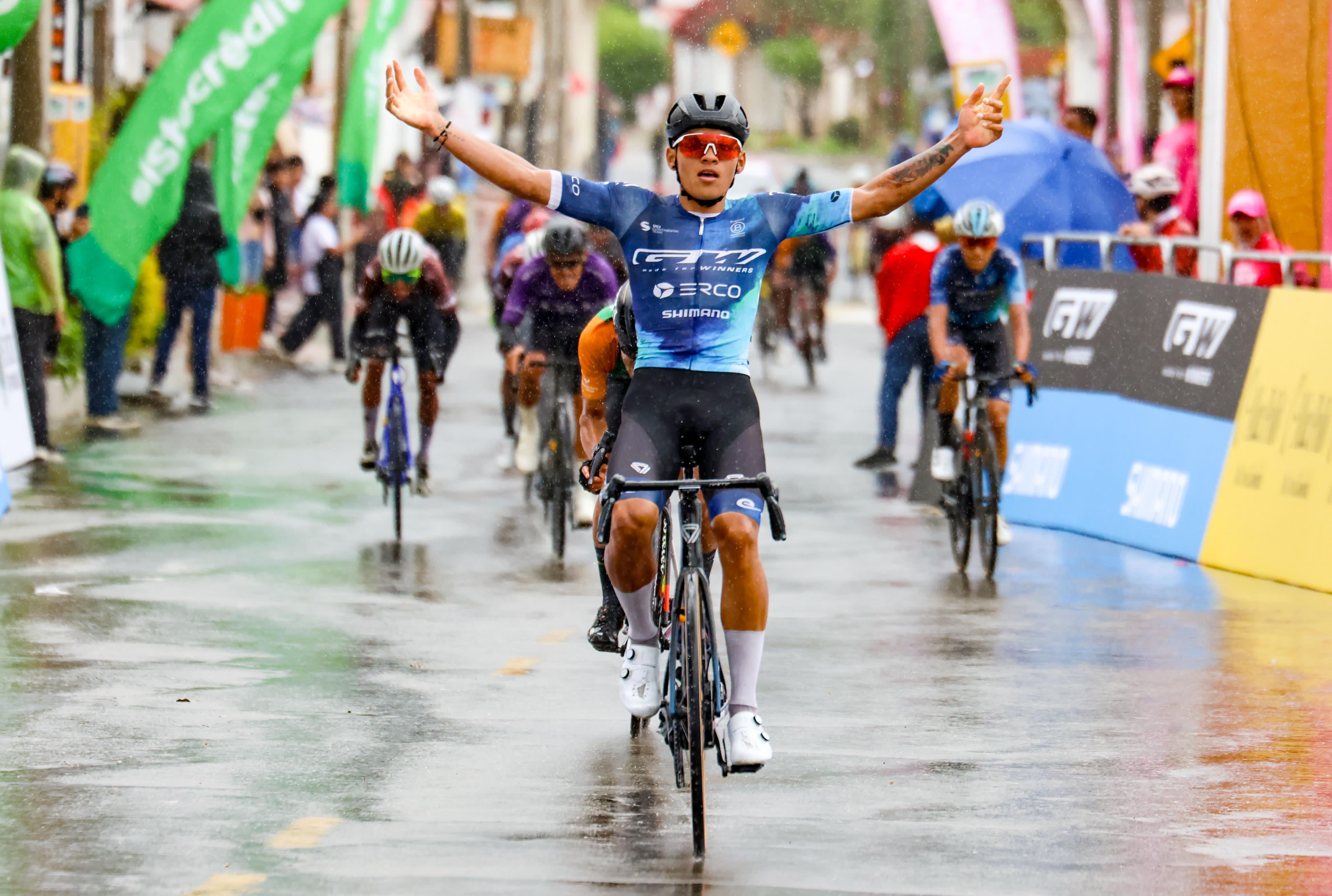 Cristian Vélez impresionó en la Vuelta de la Juventud: es el primer líder
