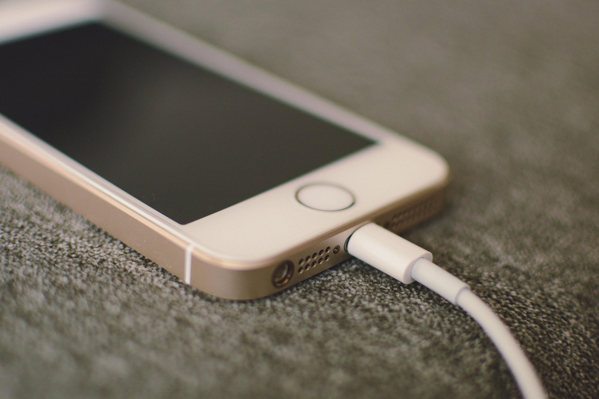 Con el paso del tiempo, las baterías de los celulares se han hecho más grandes, pero menos duraderas por la gran cantidad de funciones que cumple un smartphone hoy.