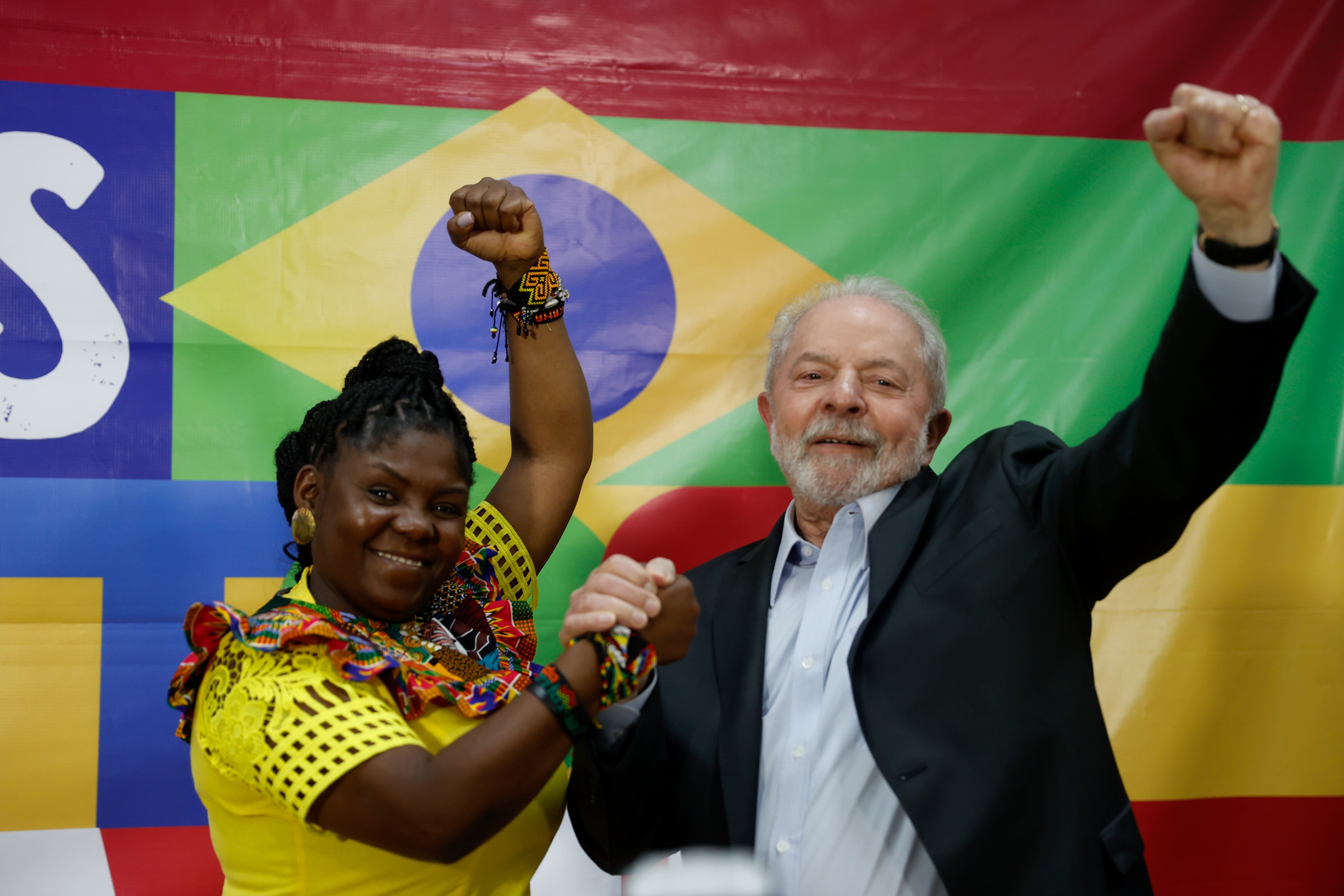 AME5445. SAO PAULO (BRASIL), 26/07/2022.- El candidato presidente de Brasil Luiz Inácio Lula da Silva, recibe a la vicepresidenta electa de Colombia Francia Márquez hoy en un encuentro en Sao Paulo (Brasil). El exmandatario brasileño Luiz Inácio Lula da Silva y la vicepresidenta electa de Colombia, Francia Márquez, se reunieron este martes en Sao Paulo para conversar sobre la "coyuntura latinoamericana y mundial", "elecciones" y las "perspectivas" del futuro Gobierno que encabezará Gustavo Petro. EFE/Fernando Bizerra