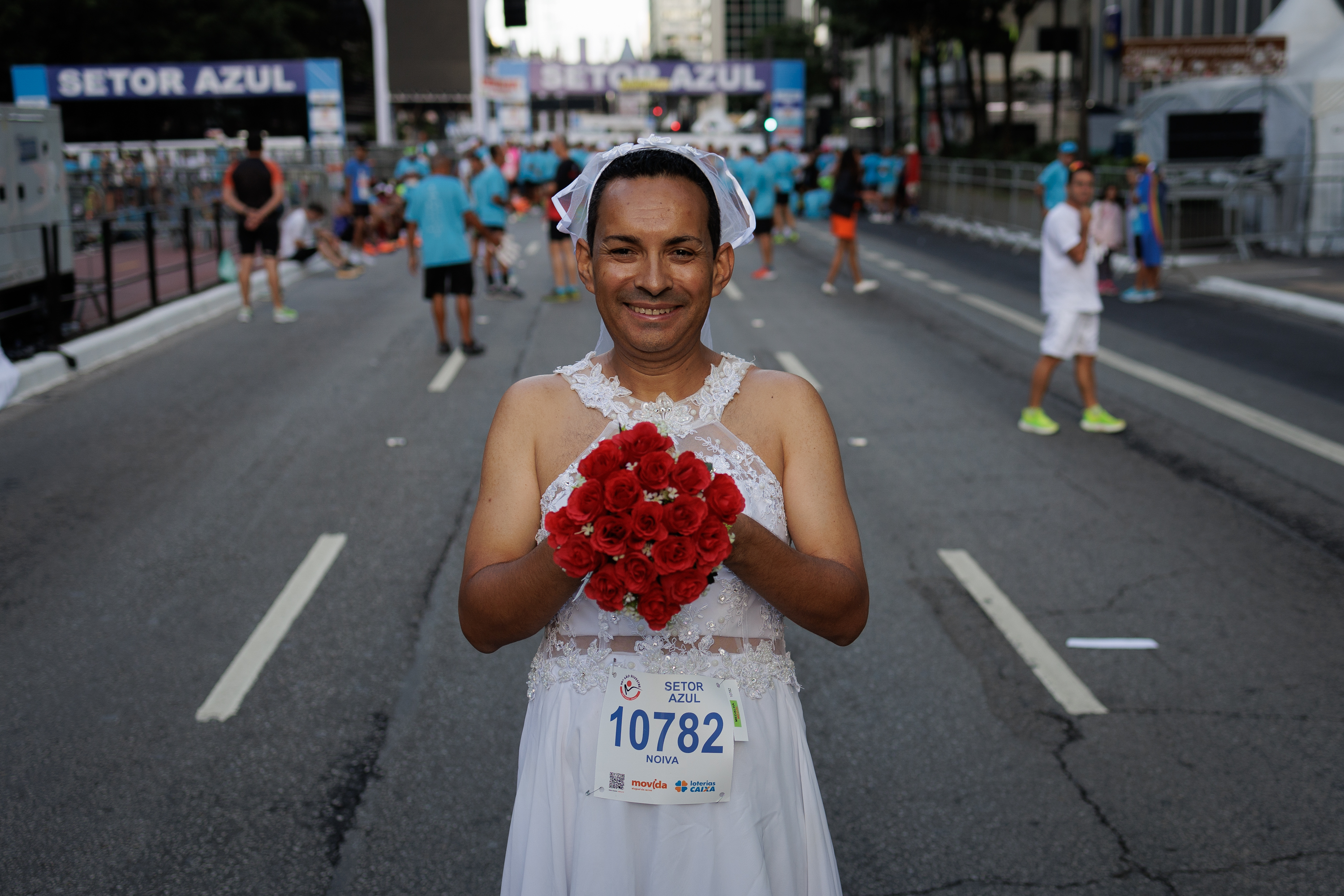 BRA100. SAO PAULO (BRASIL), 31/12/2023.- Un atleta vestido de novia participa en la 98 edición de la Carrera Internacional de San Silvestre hoy, en Sao Paulo (Brasil). La 98 San Silvestre brasileña estableció este año un nuevo récord de participantes con 35.000 inscritos. EFE/ Isaac Fontana