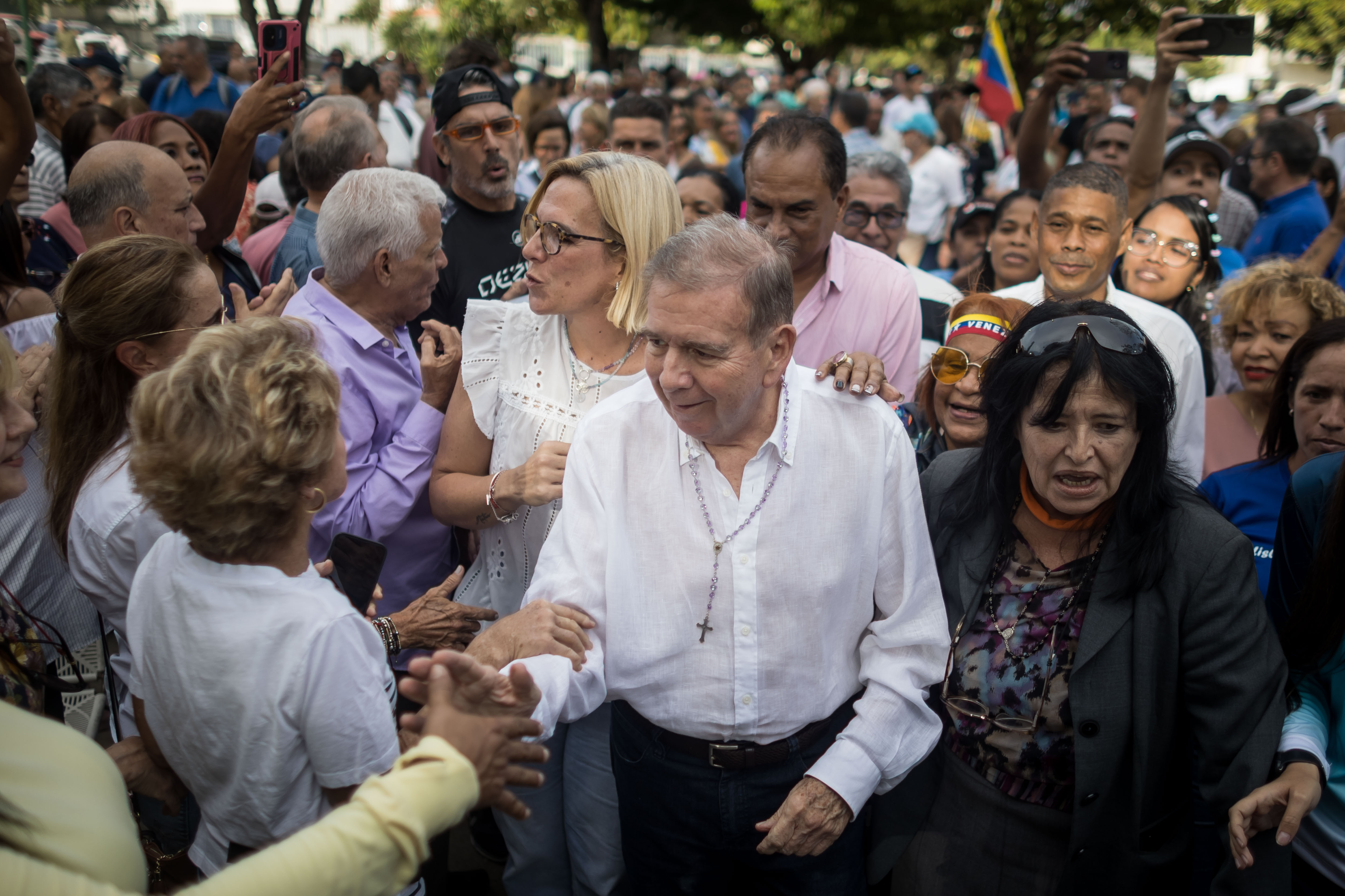 AME4111. CARACAS (VENEZUELA), 14/06/2024.- Fotografía fechada el 13 de junio de 2024 donde se observa a Edmundo González Urrutia, mientras participa en un acto electoral en una plaza pública, en Caracas (Venezuela). "Pataruco". Así suena el vocablo que los chavistas han convertido en su bandera de campaña y con el que se refieren a los candidatos opositores para las presidenciales del próximo 28 de julio. Según el diccionario de la Real Academia Española, significa 'gallo que no es de raza pura ni bueno para la pelea' o 'persona cobarde'. Y aclara: 'despectivo, coloquial'. EFE/ Miguel Gutierrez
