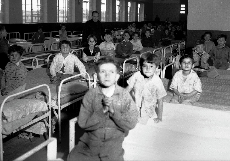 Niños desplazados de Villarrica reciben alimentación en el Centro Modelo de Higiene de Fusagasugá, en julio de 1955. / Daniel Rodríguez - El Espectador