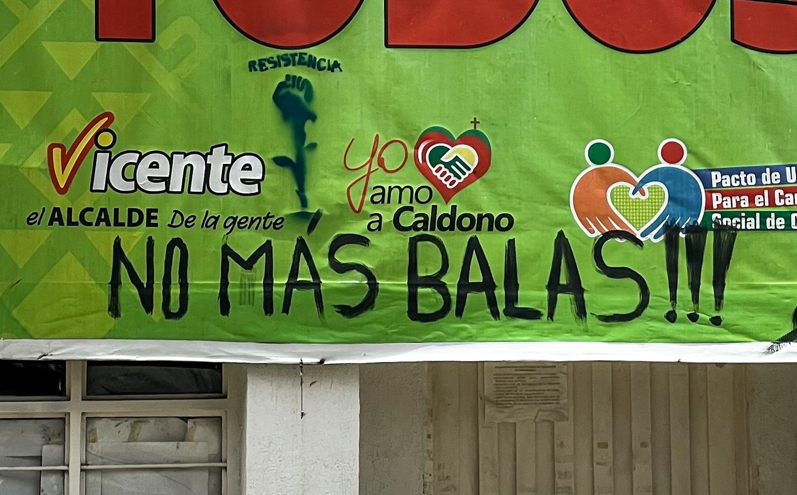 Otro de los grafitis está en la fachada de la alcaldía y sintetiza el grito de las comunidades: "NO MÁS BALAS!!!".