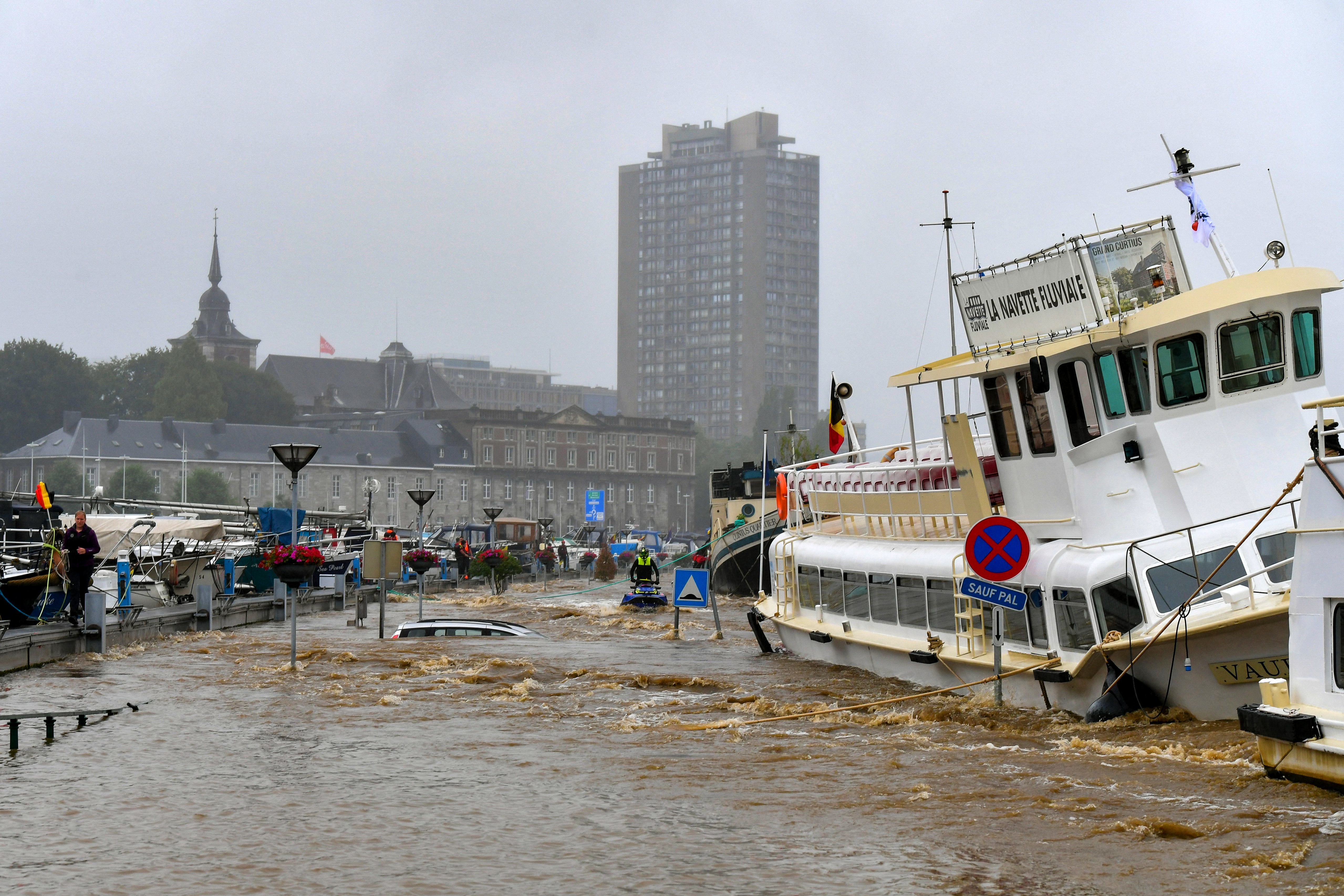 Bélgica pagó un alto coste, con al menos 20 fallecidos y otros veinte desaparecidos, según el último balance del gobierno, que decretó una jornada de duelo nacional el 20 de julio. "Estas son las inundaciones más catastróficas que nuestro país haya conocido jamás", dijo el primer ministro belga, Alexander De Croo. Foto:  inundaciones en Lieja (Bélgica).