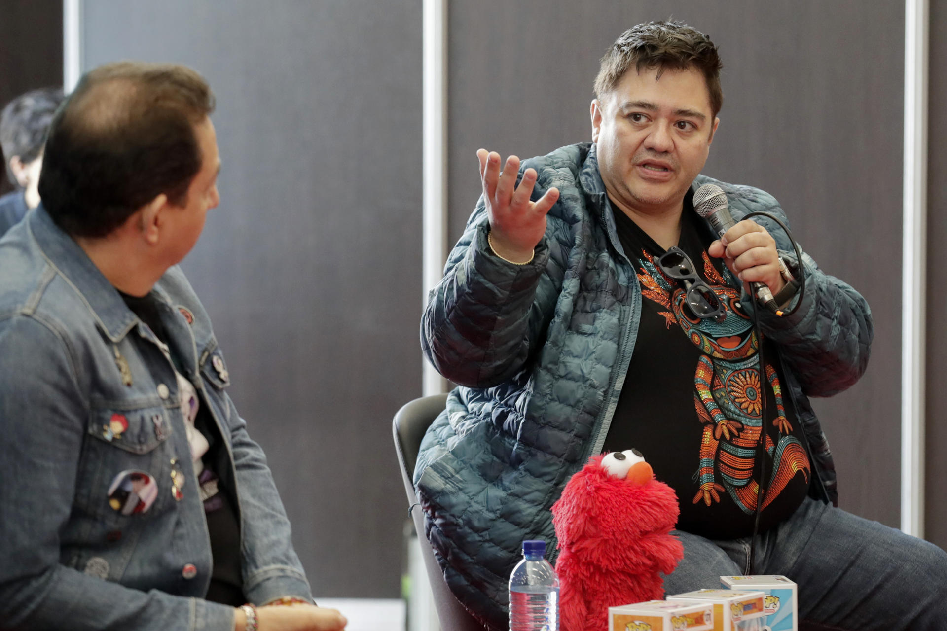 AME9183. BOGOTÁ (COLOMBIA), 27/06/2025.- El actor de doblaje mexicano, que interpreta a Krilin en Dragon Ball y a Elmo para Latinoamérica, Eduardo Garza (d), habla durante una rueda de prensa en el primer día de 'Comic Con Colombia' este viernes, en Bogotá (Colombia). EFE/ Carlos Ortega
