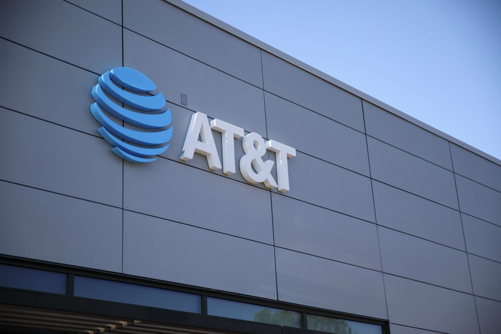 Los US$216 millones que se juegan ejecutivos de Time Warner si fusión con AT&T se cae