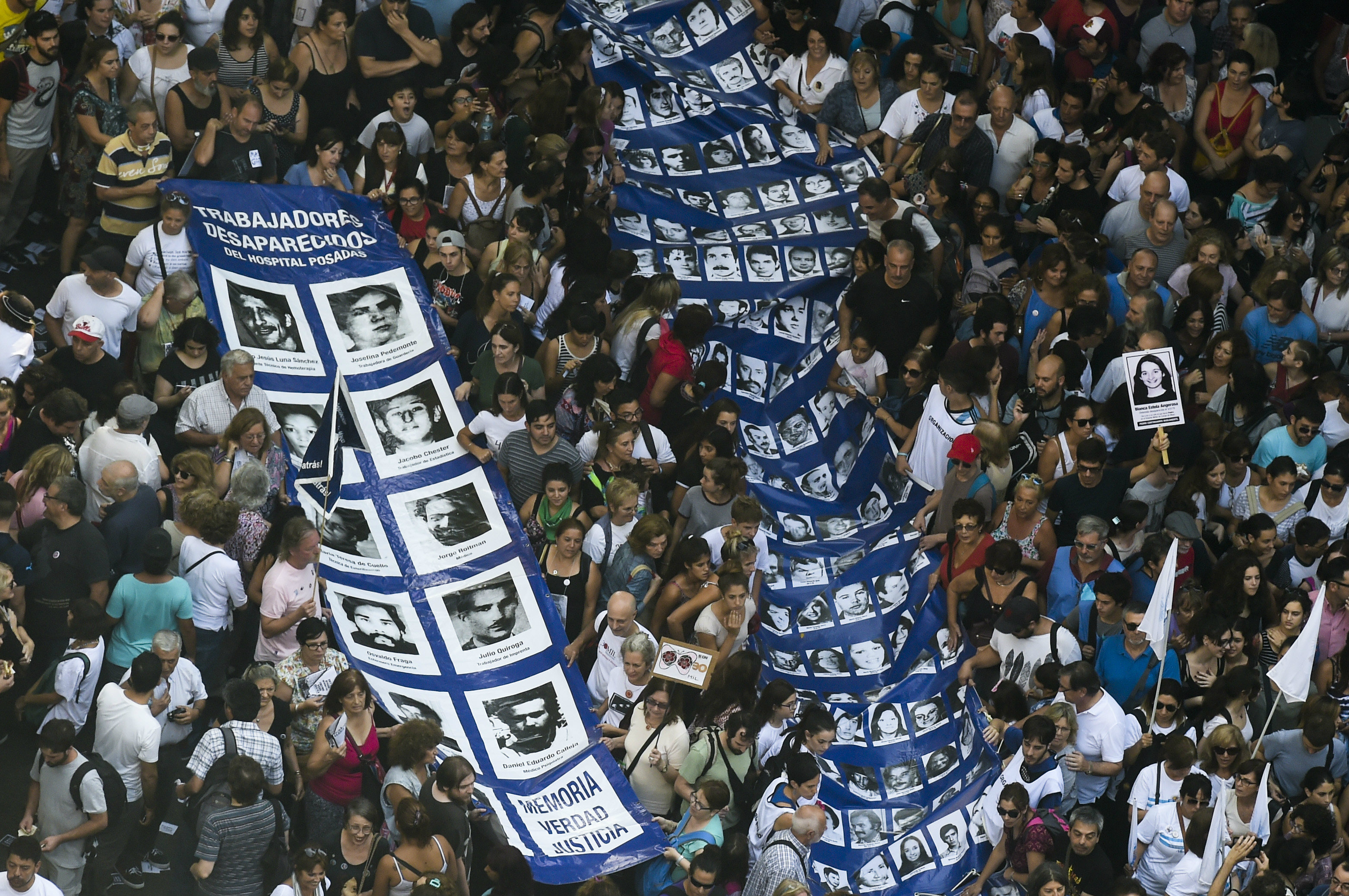 Multitud marcha y evoca dictadura en Día de Memoria en Argentina