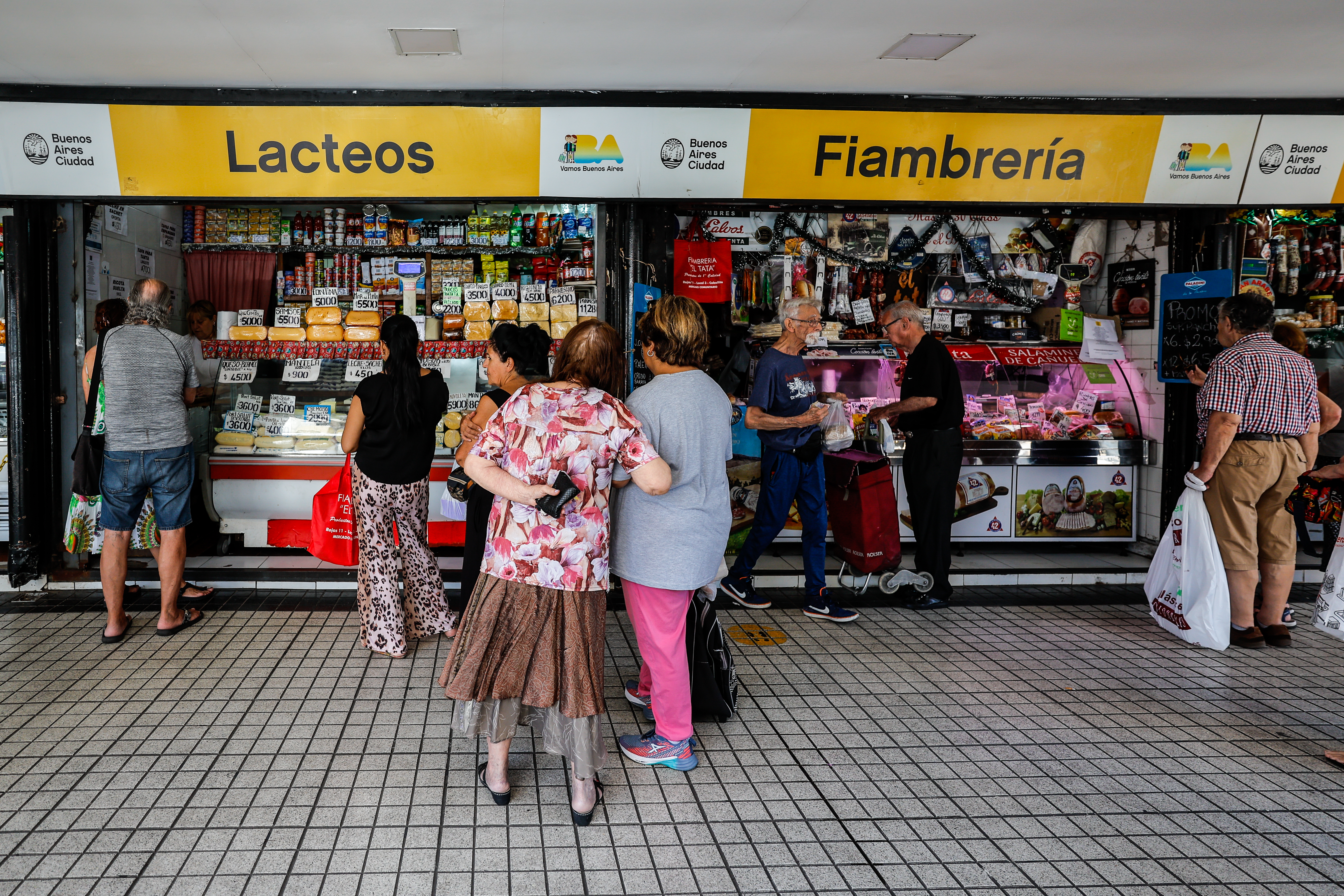 AME8617. BUENOS AIRES (ARGENTINA), 11/01/2024.- Clientes realizan sus compras el 5 de enero de 2024 en Buenos Aires (Argentina). El índice de precios al consumidor (IPC) en Argentina se ubicó en diciembre en el 211,4 % interanual, después de crecer el 25,5 % en comparación con noviembre, informó este miércoles el Instituto Nacional de Estadística y Censos (Indec). EFE/ Juan Ignacio Roncoroni