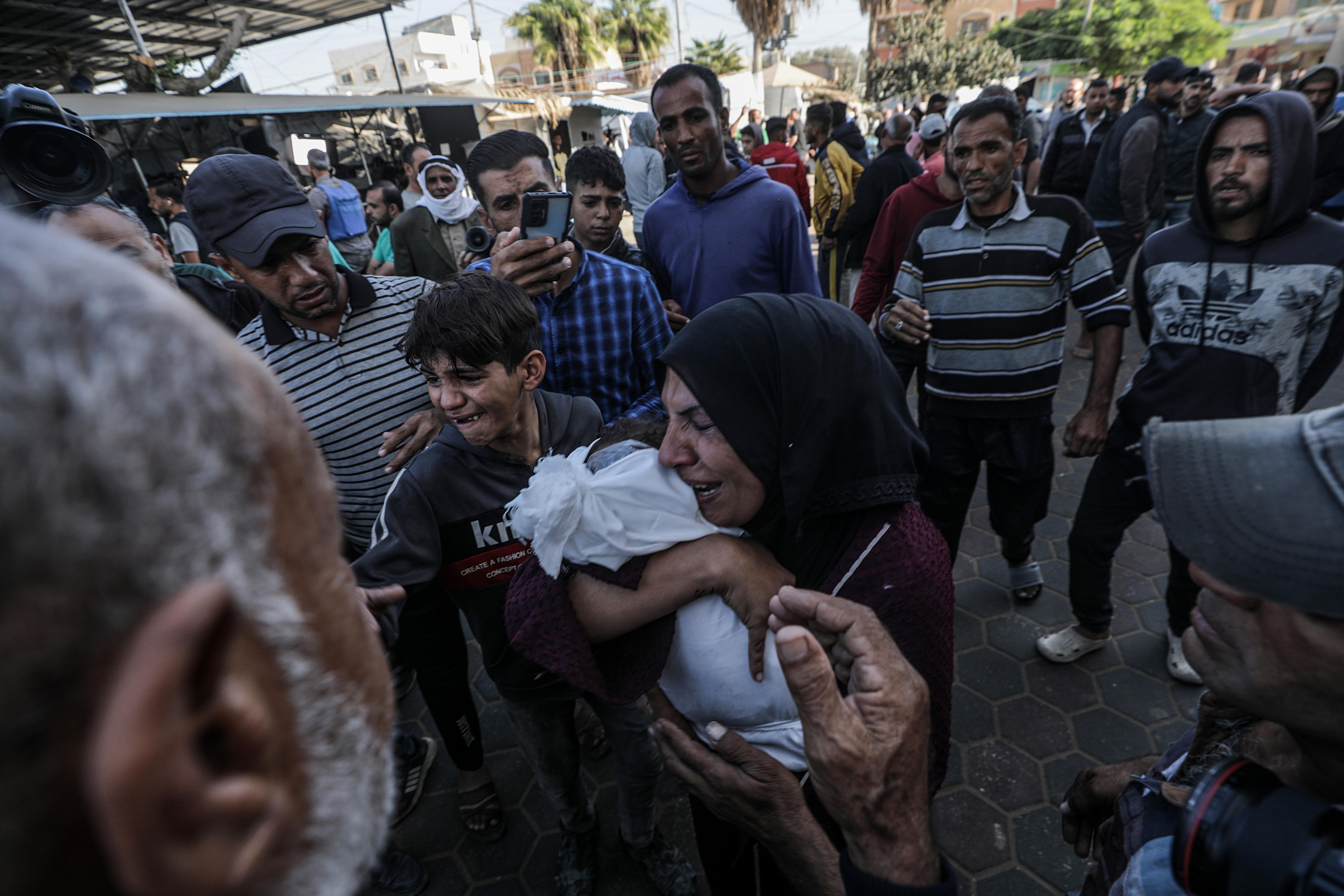 Un bombardeo israelí en un edificio residencial gazatí mató a más de 90 personas