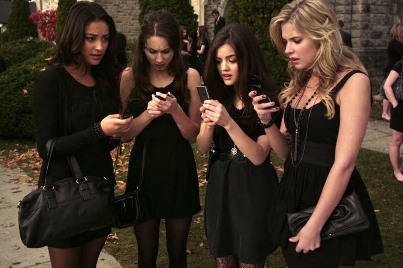Adolescentes imitan Pretty Little Liars y amenazan a compañeros de colegio por Snapchat