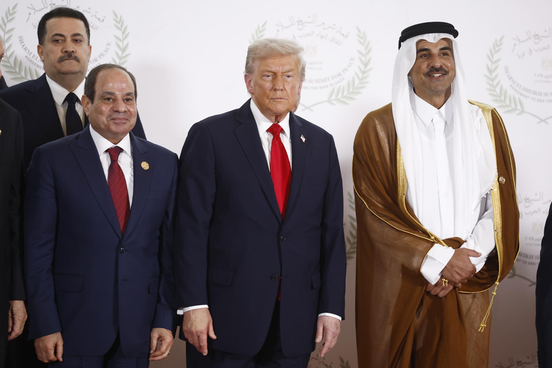 SHARM EL SHEIKH (Egypt), 13/10/2025.- (L-R) Egyptian President Abdel Fattah al-Sisi, US President Donald Trump, and Emir of Qatar Cheikh Tamim ben Hamad al-Thani pose during the family picture at the Gaza Peace Summit in Sharm El-Sheikh, Egypt, 13 October 2025. US President Donald Trump alongside Egypt's President Abdel Fattah al-Sisi with leaders from more than 20 countries attend the summit in Sharm El-Sheikh. The first phase of Gaza peace plan between Israel and Hamas involves the release of Israeli hostages and Palestinian prisoners, the partial withdrawal of Israeli forces, and the delivery of humanitarian aid to Gaza. (Egipto, Catar) EFE/EPA/YOAN VALAT / POOL