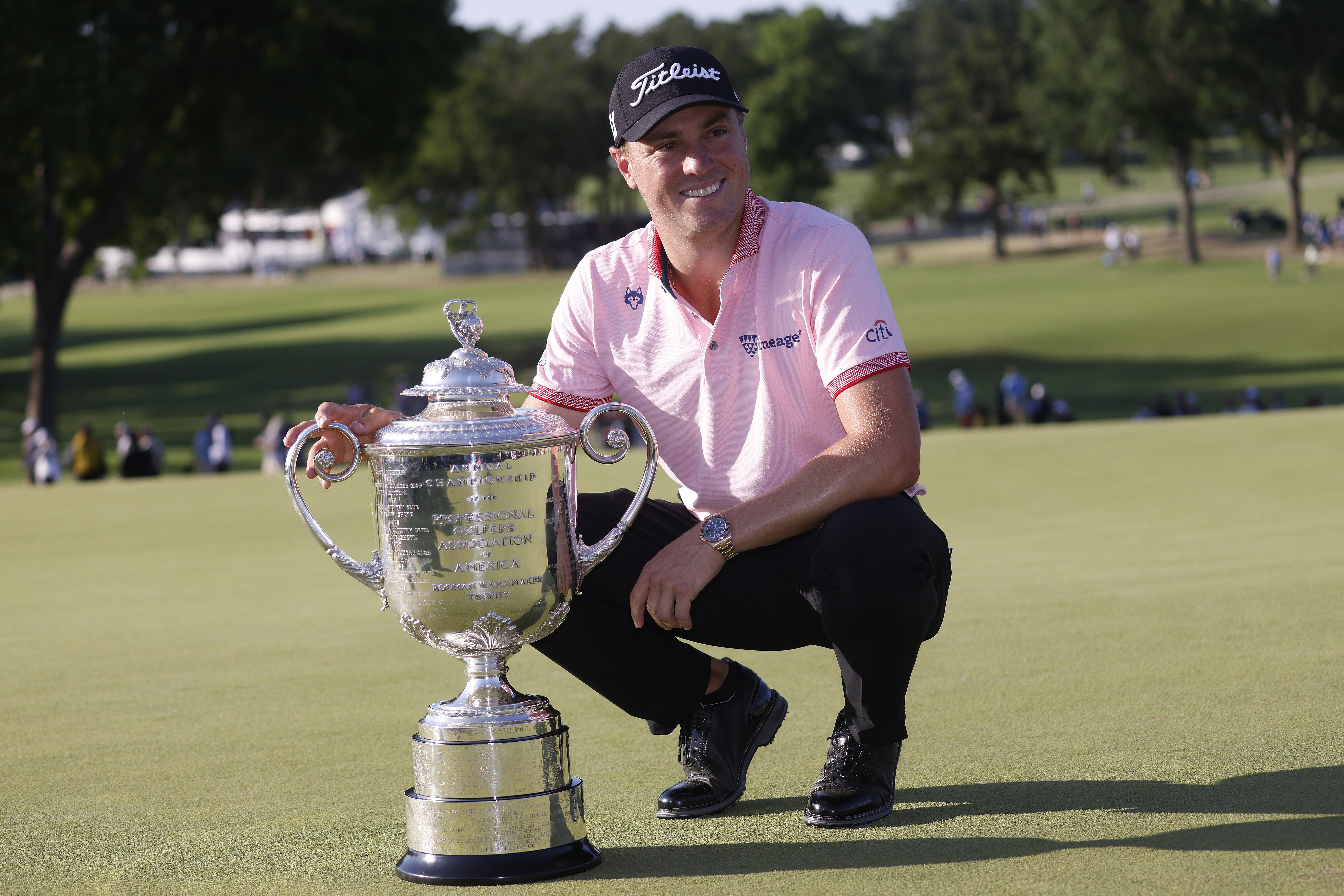 Tulsa (United States), 23/05/2022.- Justin Thomas of the USA poses with The Wanamaker Trophy after winning the playoff round against Will Zalatoris of the USA during the final round of the 2022 PGA Championship golf tournament at the Southern Hills Country Club in Tulsa, Oklahoma, USA, 22 May 2022. (Estados Unidos) EFE/EPA/TANNEN MAURY