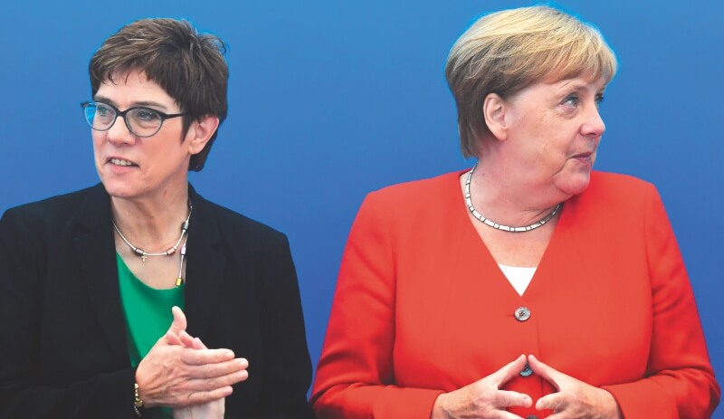 Annegret Kramp-Karrenbauer (izq.) era la elegida por Ángela Merkel (der.) como su sucesora en el CDU. / AFP