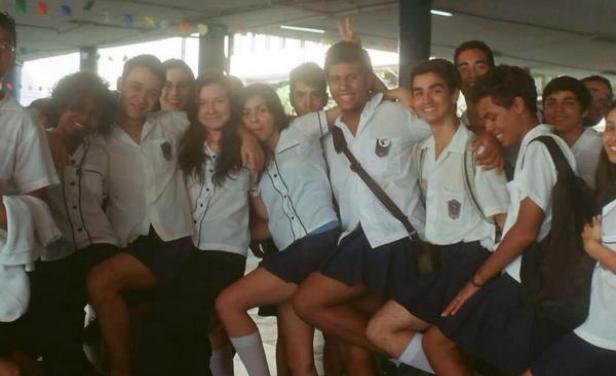 Estudiantes en Brasil asisten al colegio en falda como apoyo a un compañero discriminado