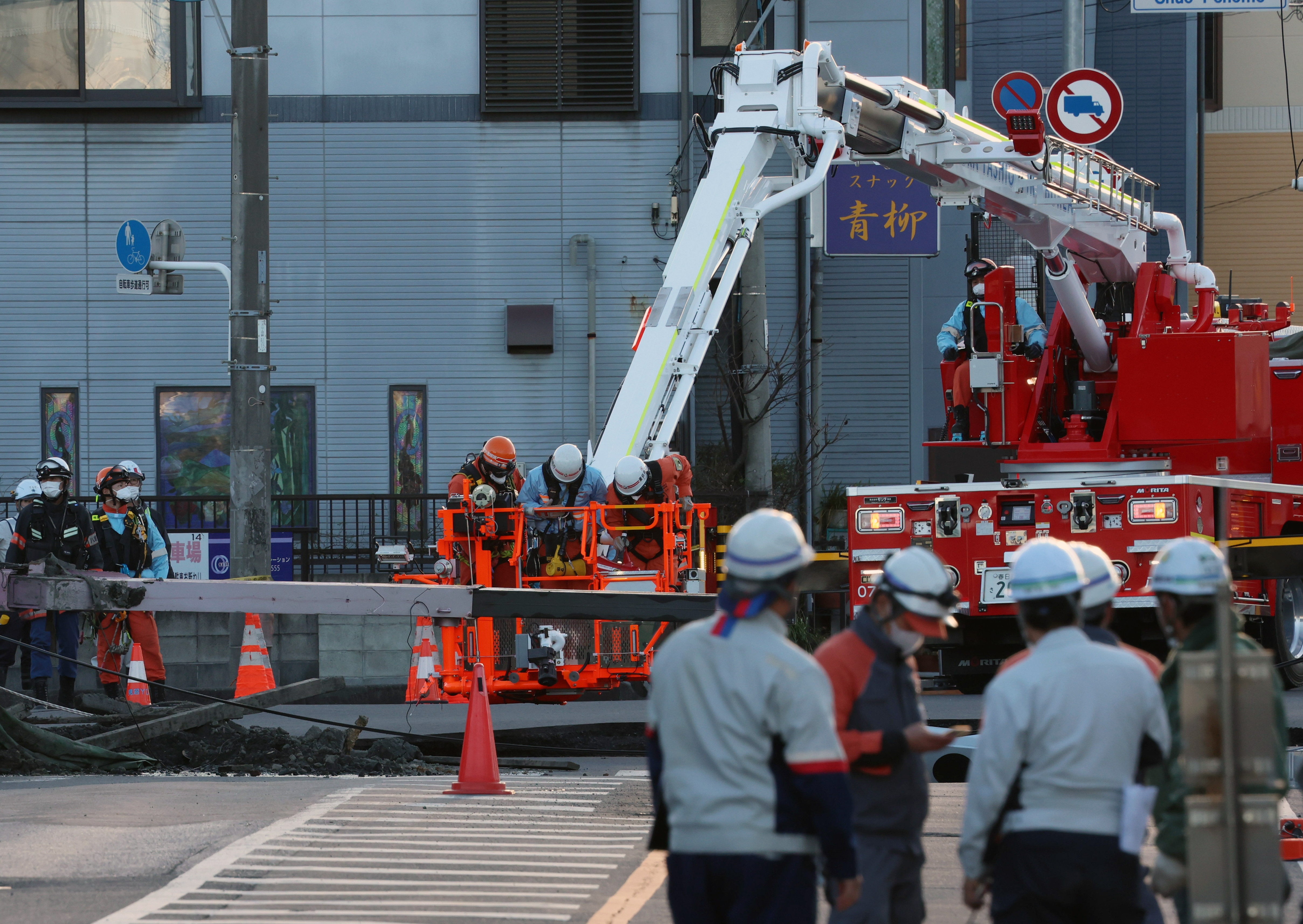 Yashio (Japan), 28/01/2025.- Rescue teams work at the site where a truck fell into a sinkhole, in Yashio, Saitama Prefecture, near Tokyo, Japan, 29 January 2025 (issued 30 January 2025). Emergency services are working to rescue a truck driver who fell into a sinkhole on 28 January 2025, but the operation has been hampered by the risk of further collapse. (Japón, Tokio) EFE/EPA/JIJI PRESS JAPAN OUT EDITORIAL USE ONLY/