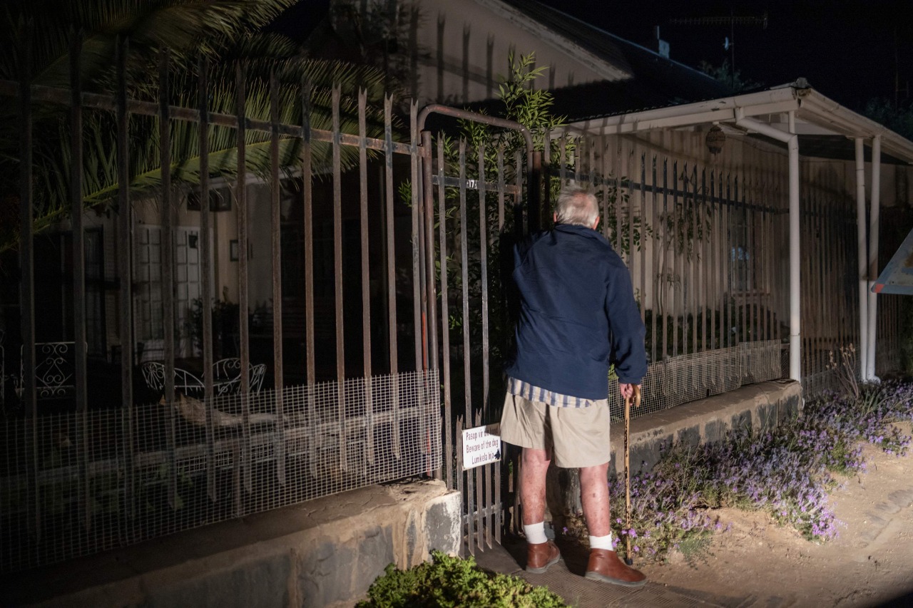 Charl Francois Hugo durante su jornada, que se inicia en la madrugada, como repartidor de periódicos en Sudáfrica.