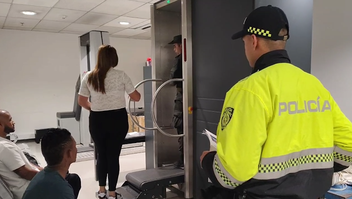 Cayó, en El Dorado, mujer que llevaba 29 cápsulas de cocaína líquida en su cuerpo