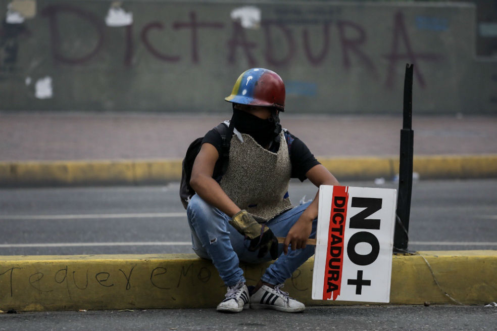 Padre de joven asesinado en Venezuela reclama a Maduro y pide justicia