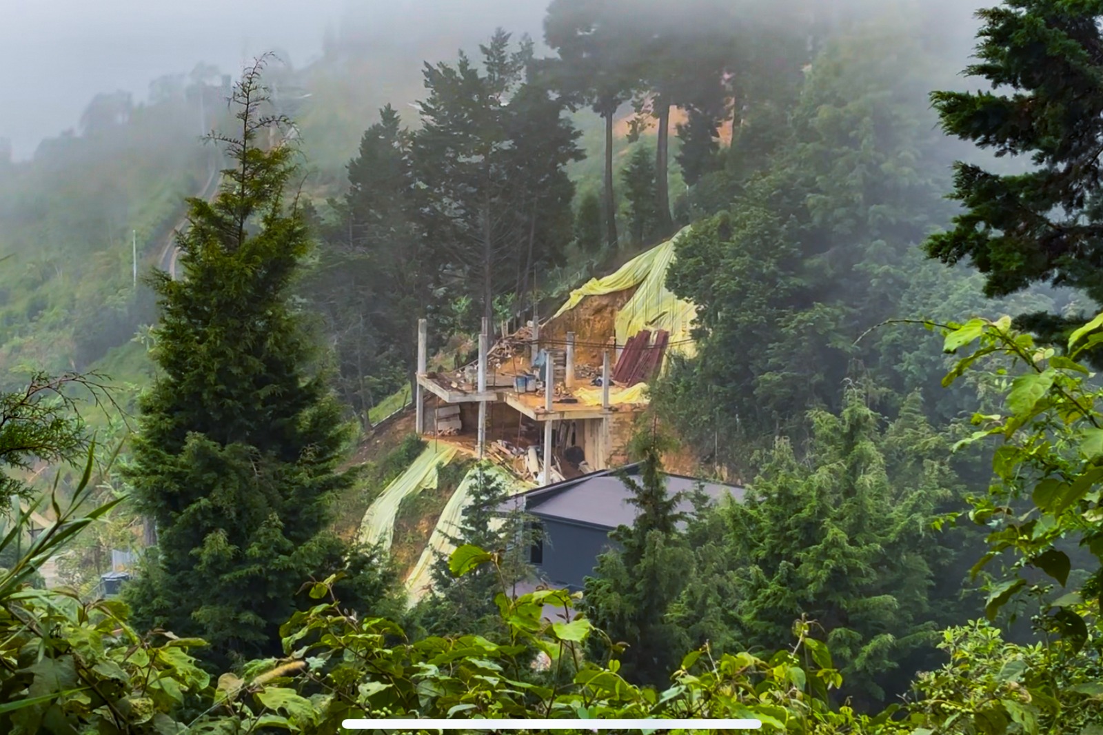Encontraron 35 obras sin licencia en el Cerro de las Tres Cruces en Medellín