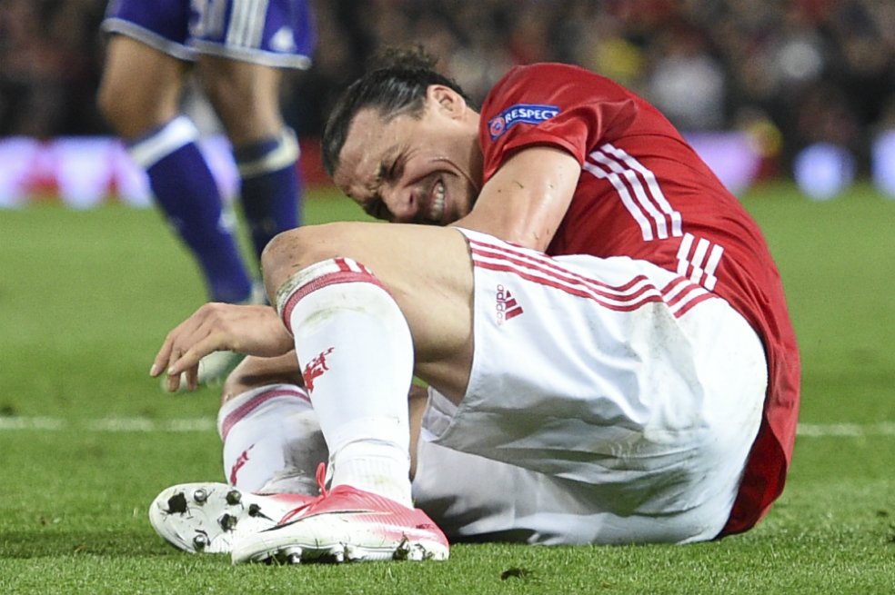 El sueco Zlatan Ibrahimovic, delantero del Manchester United, tras caer mal sobre su pierna derecha y lesionarse la rodilla. / AFP