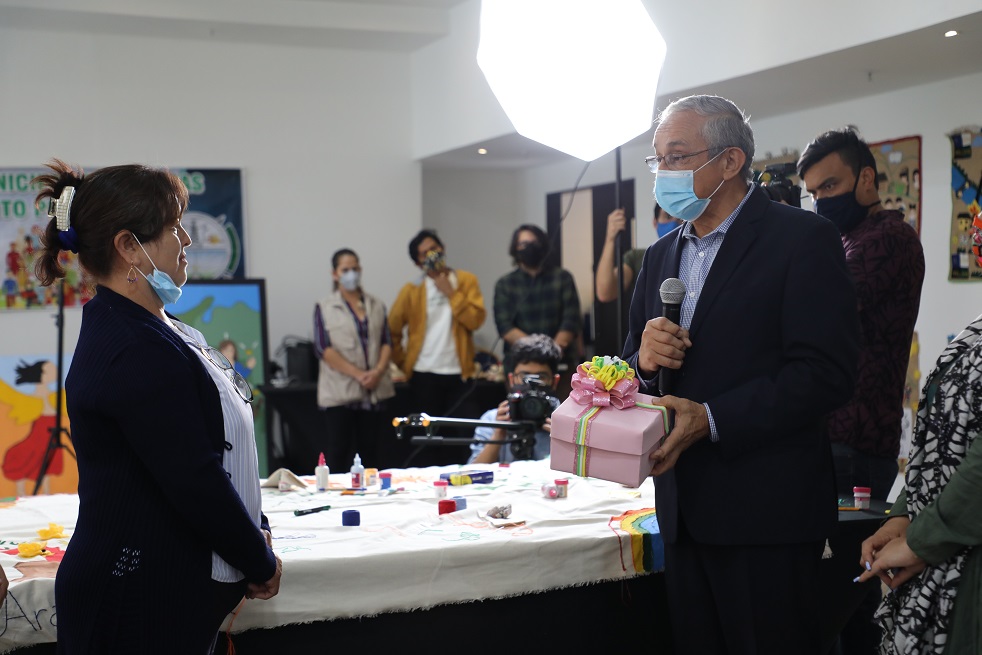 En el encuentro, una representante de víctimas de Mallama entregó a Darío Acevedo, director del CNMH, las artesanías que representan el proceso de memoria de las mujeres en su territorio.
