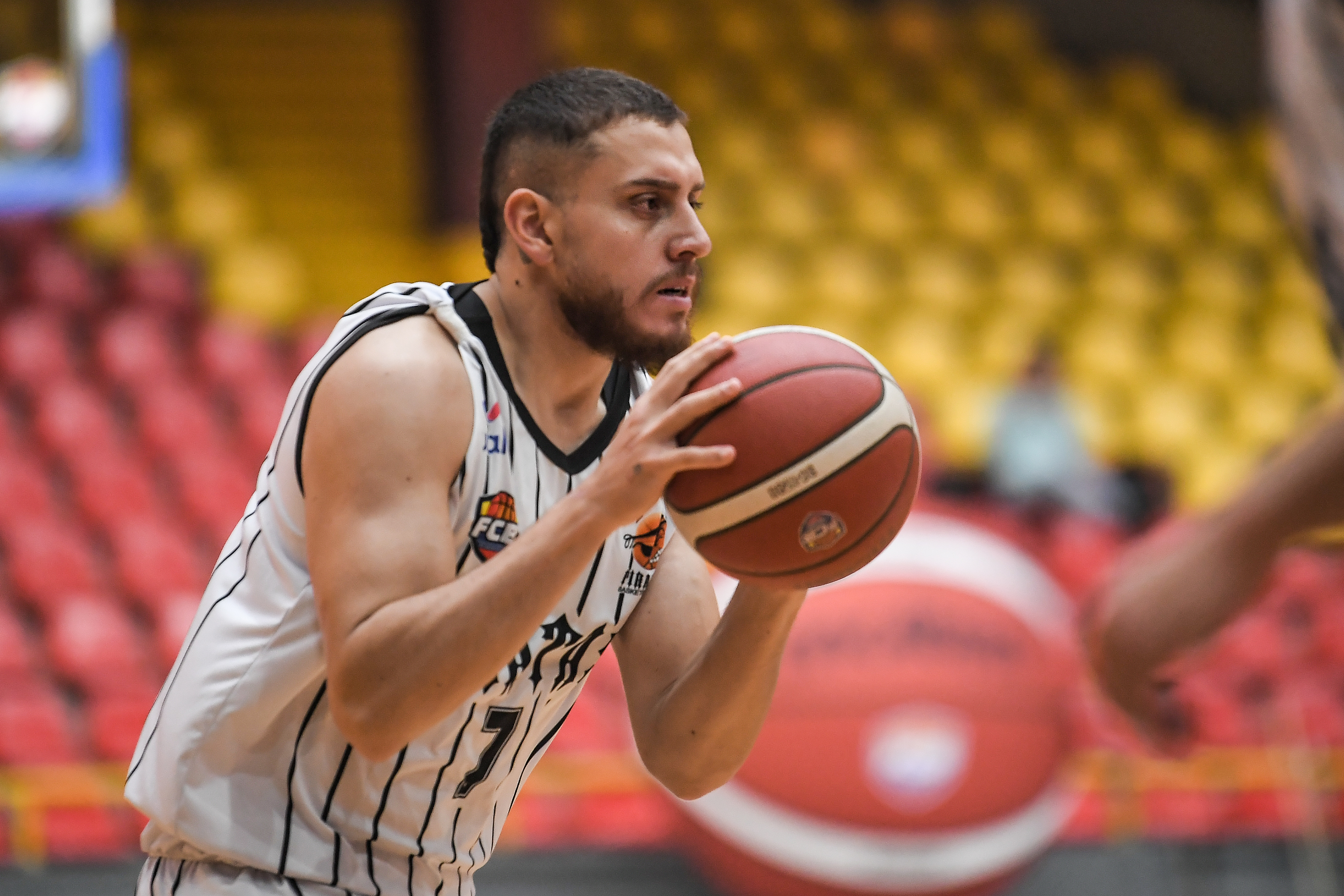Jugador del equipo Piratas de Bogotá, durante el juego ante Storm por la liga colombiana de baloncesto