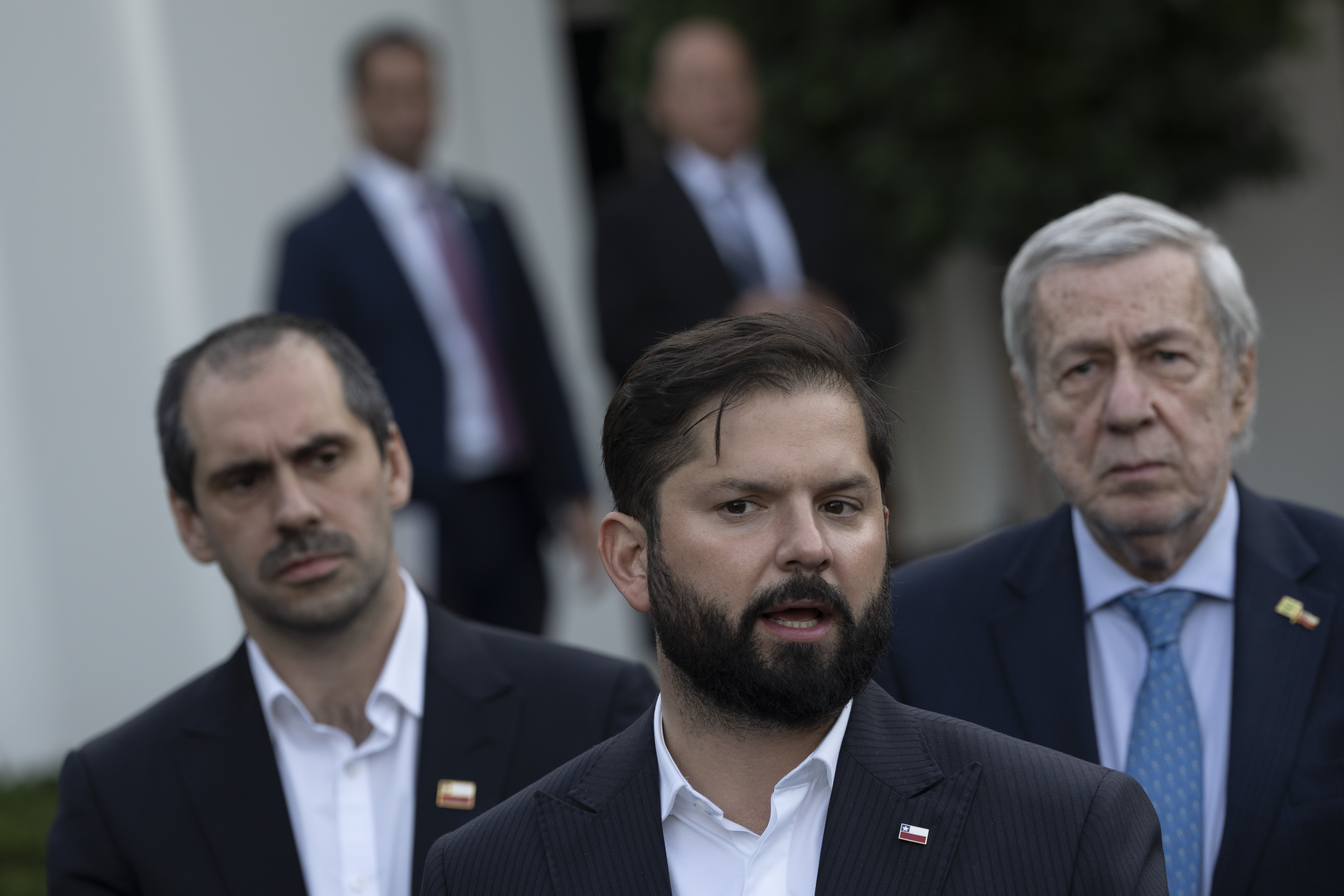 Washington (United States), 02/11/2023.- President Gabriel Boric of Chile (C) speaks to the media after meeting with United States President Joe Biden at the White House in Washington, DC, USA, 02 November 2023. (Estados Unidos) EFE/EPA/Chris Kleponis / POOL