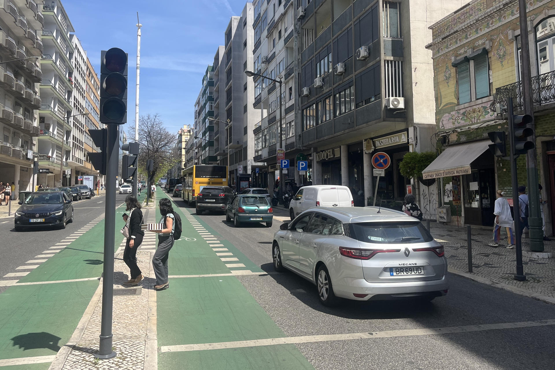 LISBOA , 28/04/2025.- Semáforos apagados en una calle de Lisboa este lunes, como consecuencia del apagón eléctrico que afecta a la península Ibérica. EFE/Laia Mataix